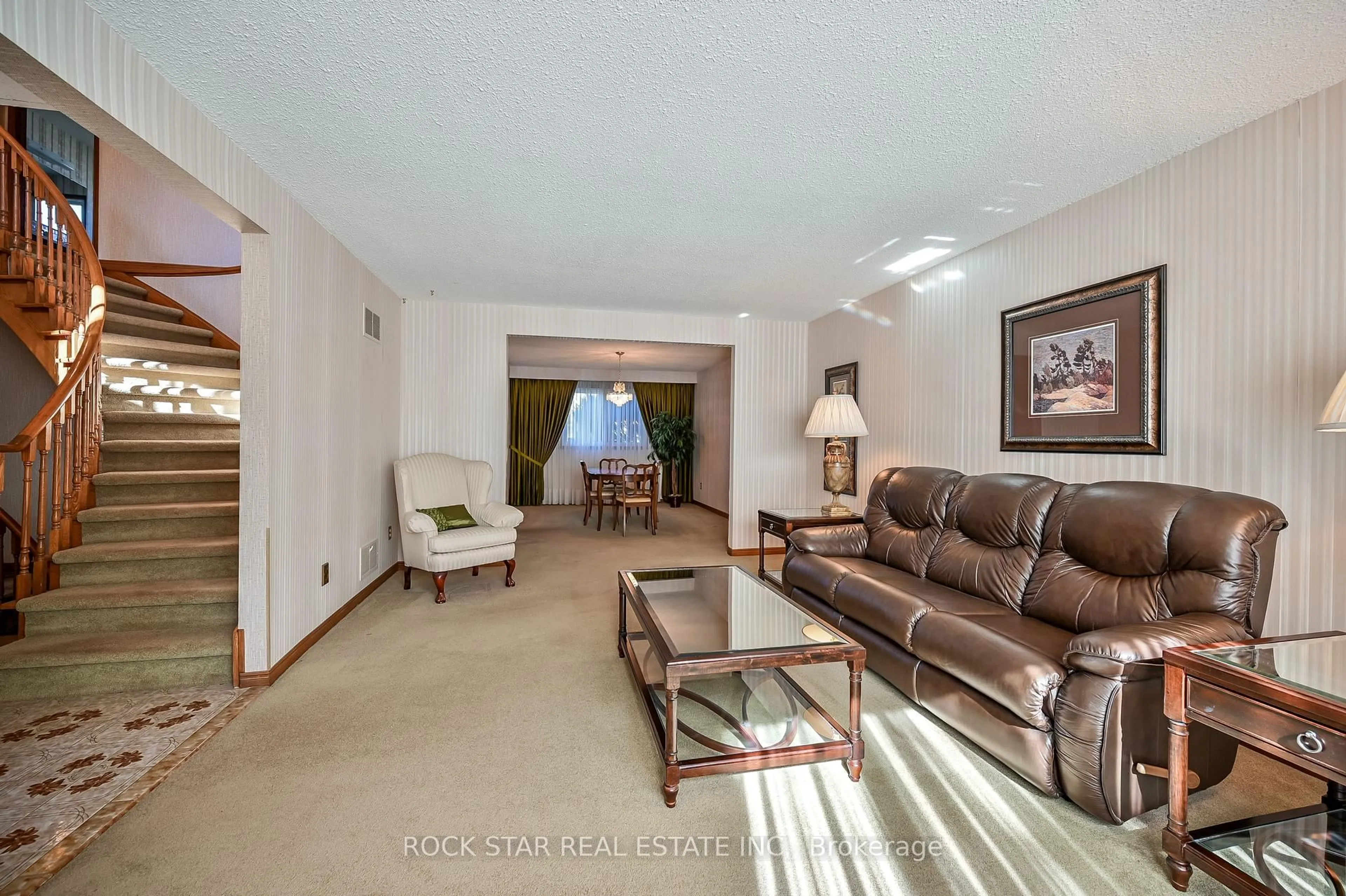 Living room with furniture, unknown for 321 Creelman Rd, Mississauga Ontario L5A 4A6