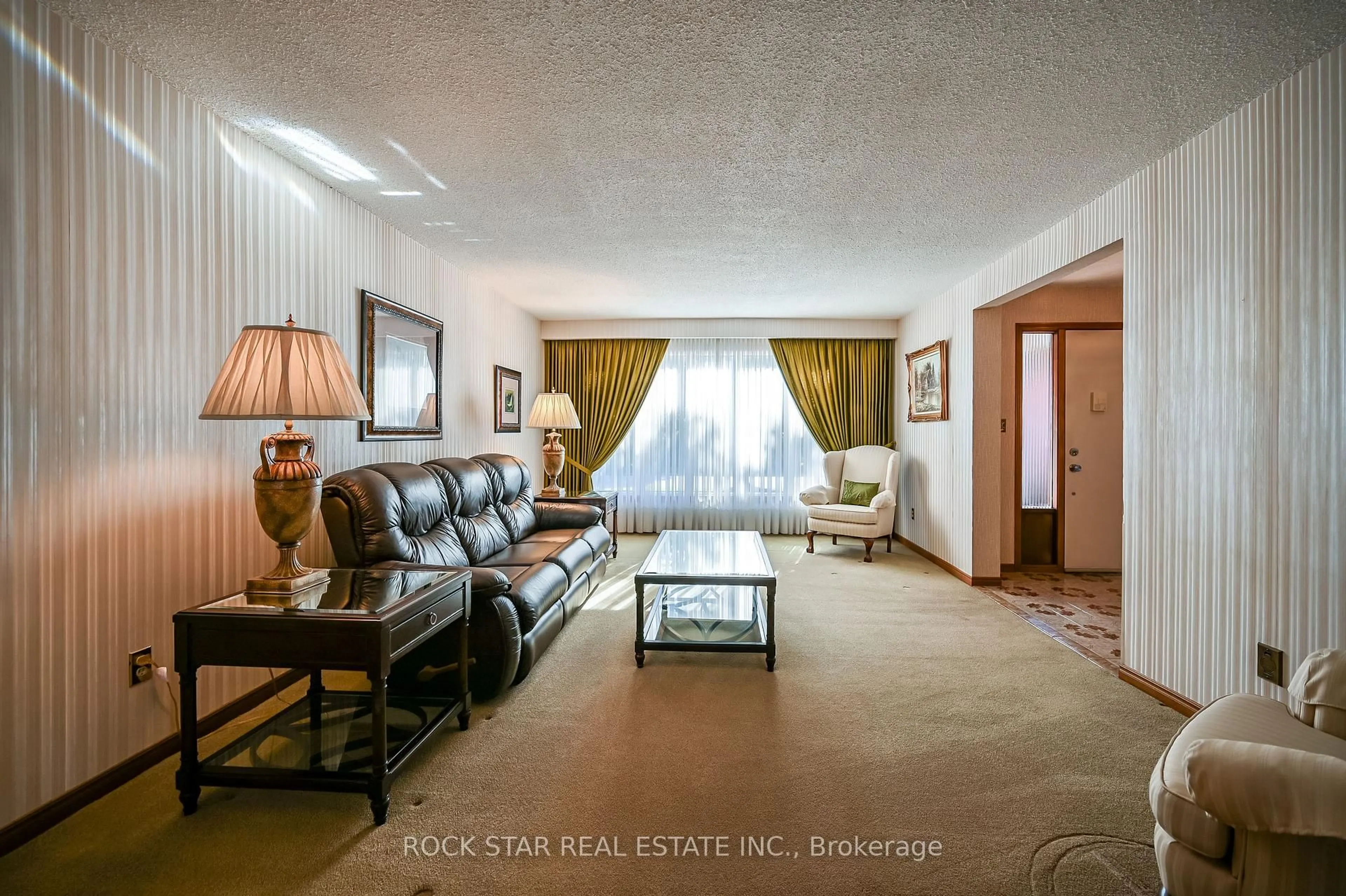 Living room with furniture, unknown for 321 Creelman Rd, Mississauga Ontario L5A 4A6