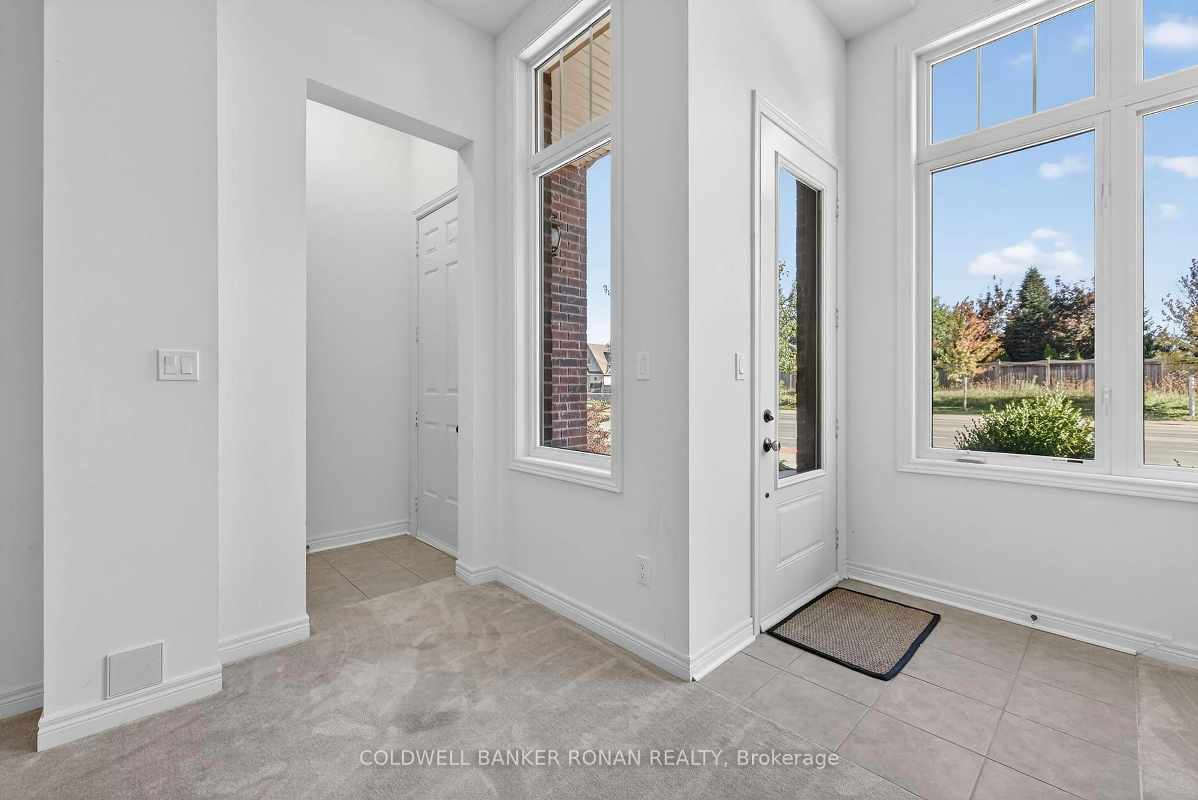 Indoor entryway for 10 McCardy Crt, Caledon Ontario L7C 3X1