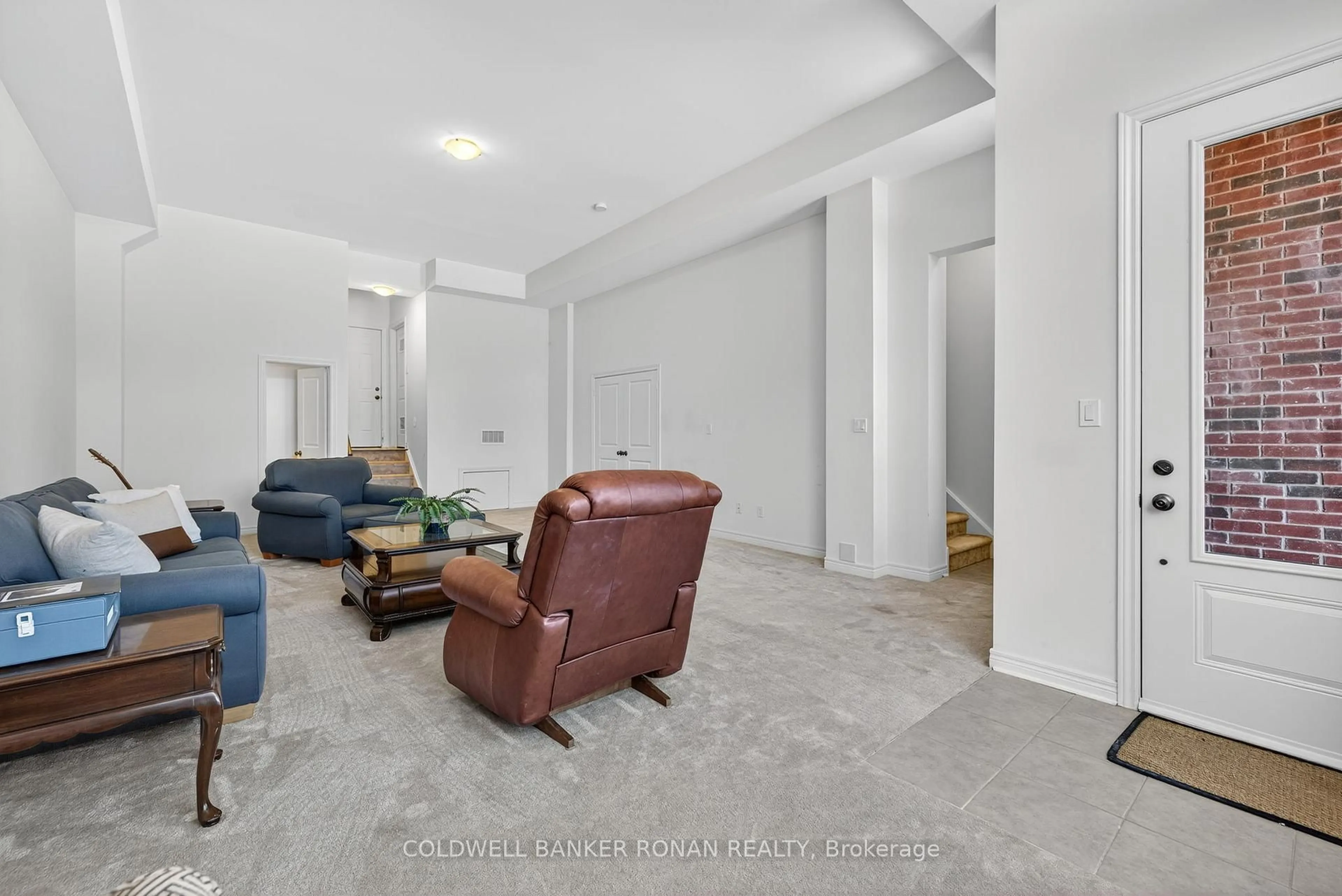Living room with furniture, unknown for 10 McCardy Crt, Caledon Ontario L7C 3X1