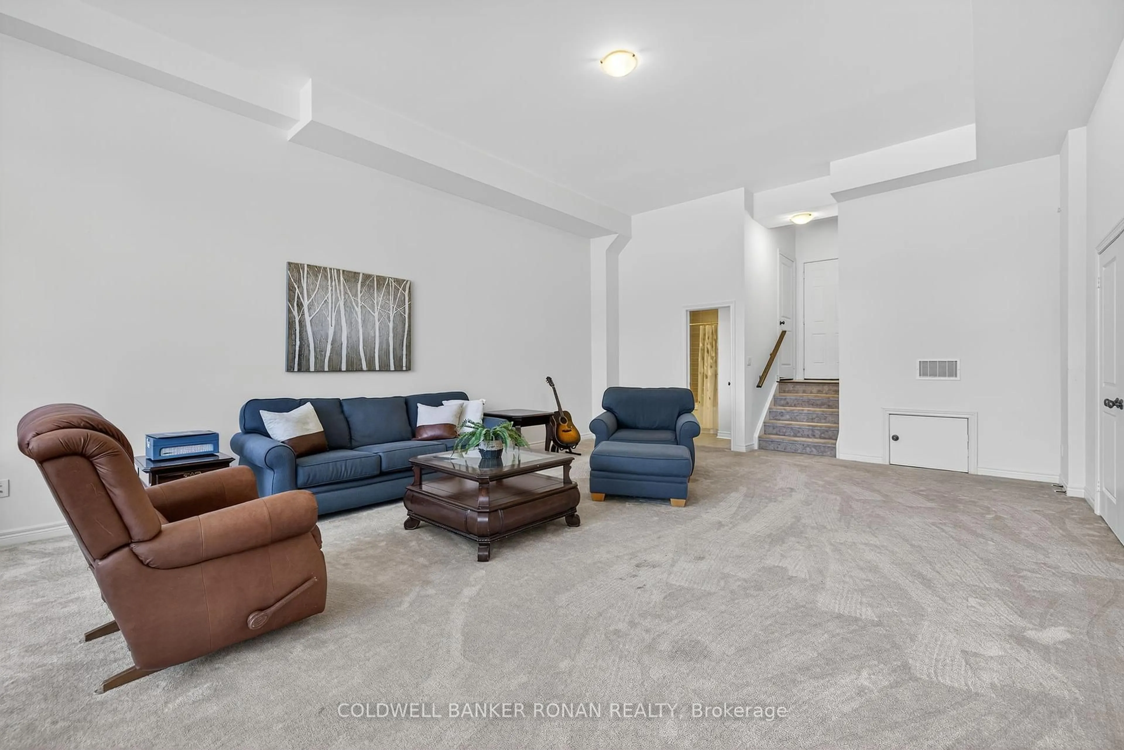 Living room with furniture, unknown for 10 McCardy Crt, Caledon Ontario L7C 3X1