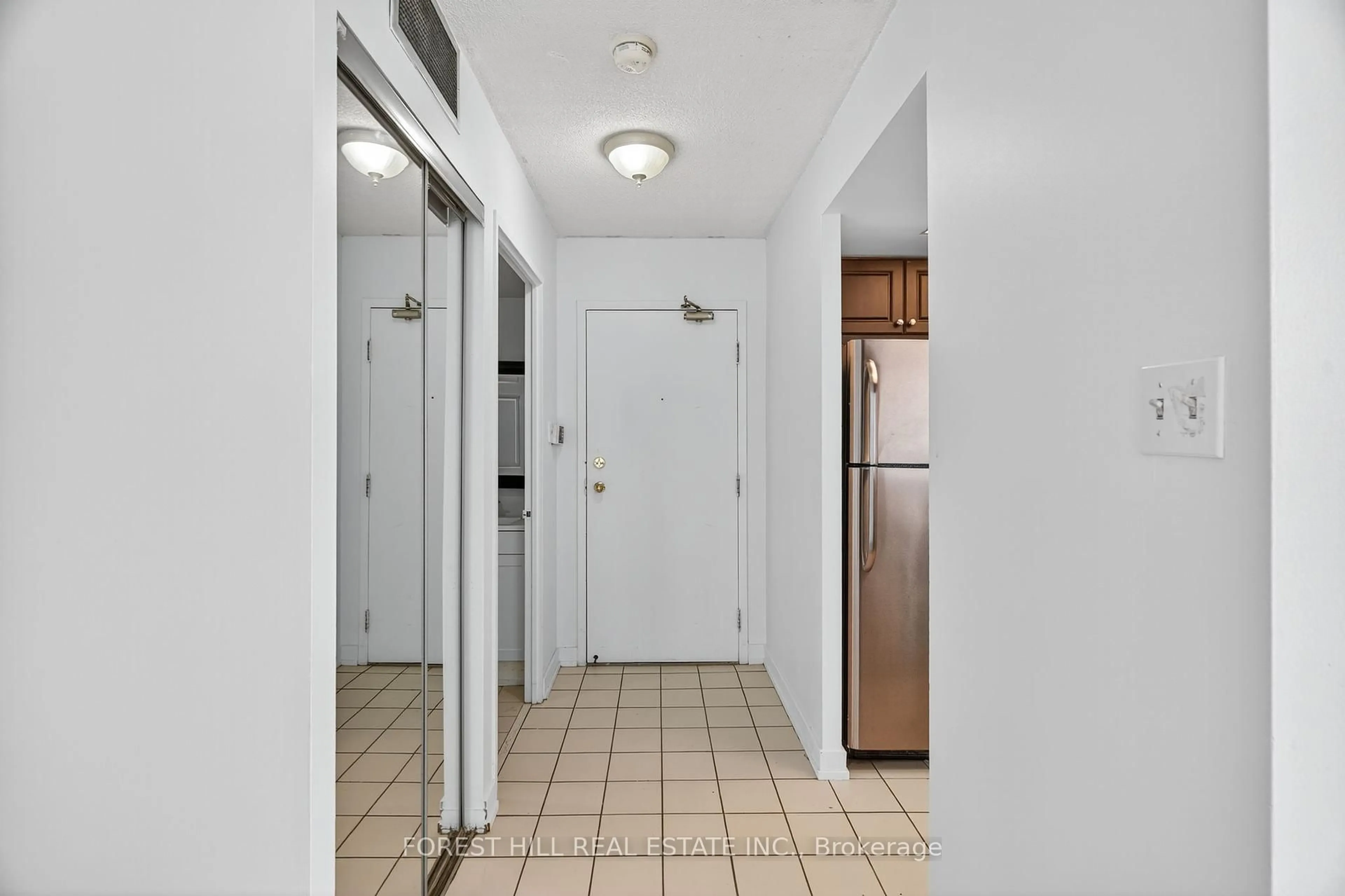 Indoor entryway for 285 Enfield Pl #210, Mississauga Ontario L5B 3Y6