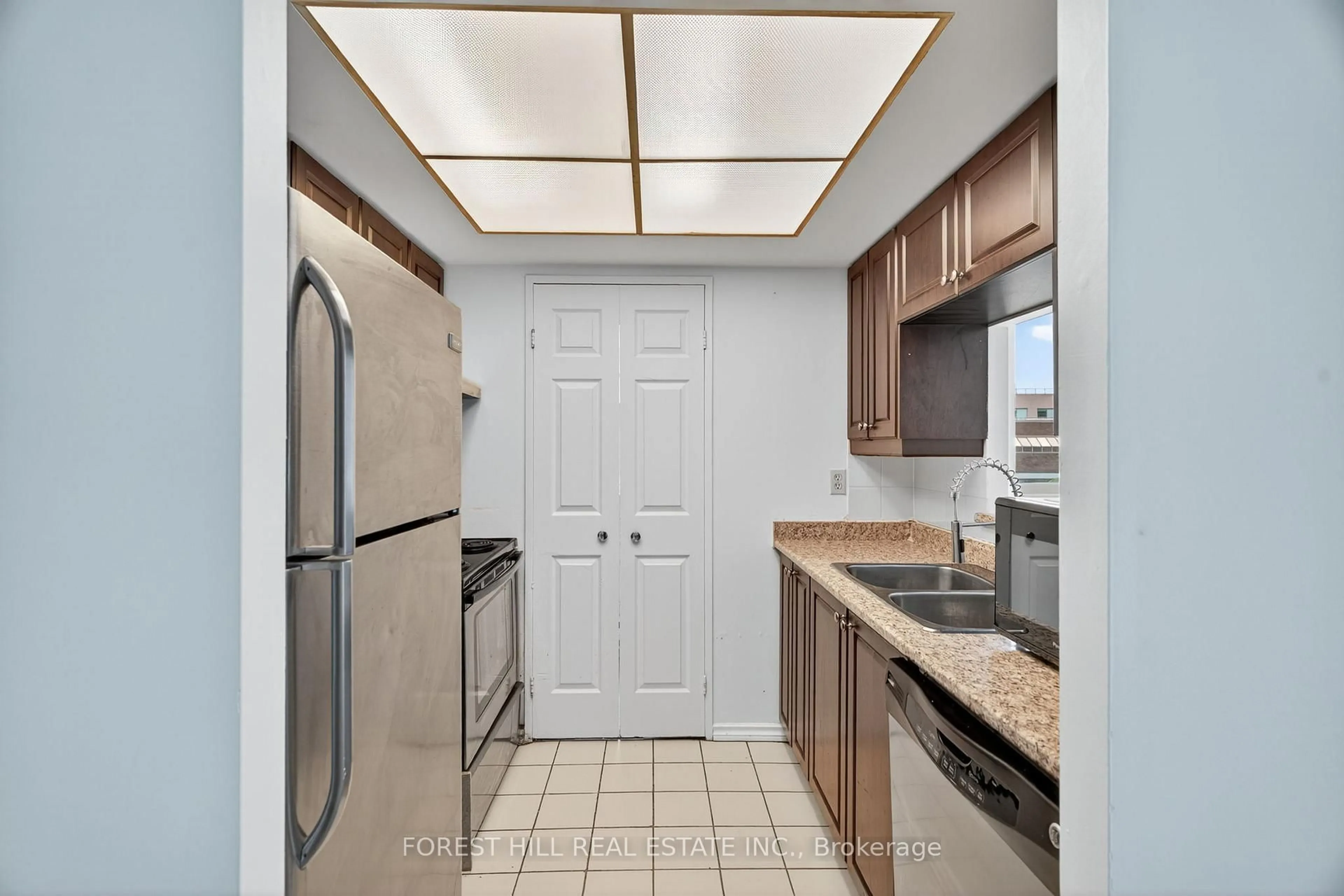 Standard kitchen, ceramic/tile floor for 285 Enfield Pl #210, Mississauga Ontario L5B 3Y6