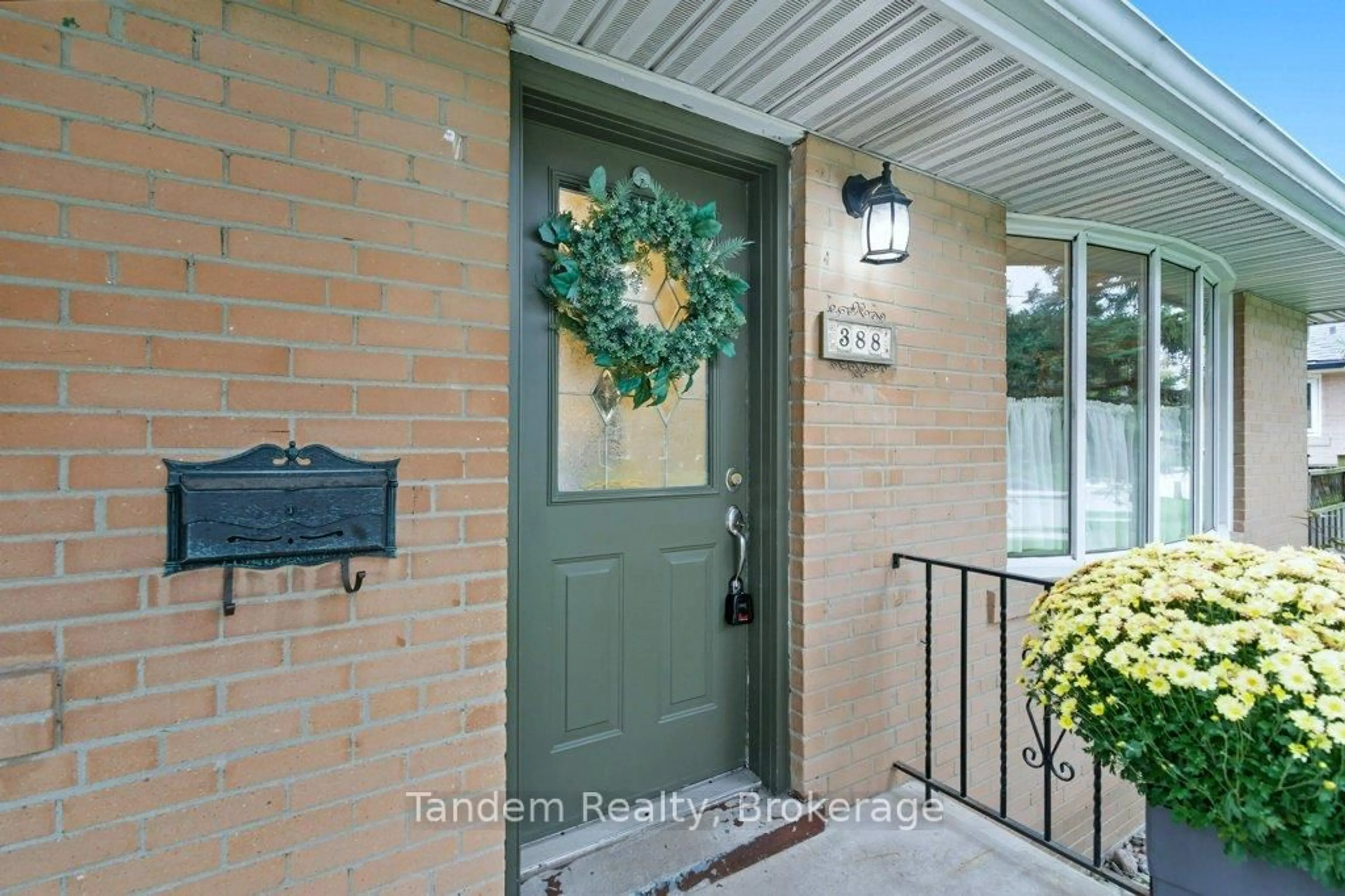 Indoor entryway for 388 Highside Dr, Milton Ontario L9T 1X1