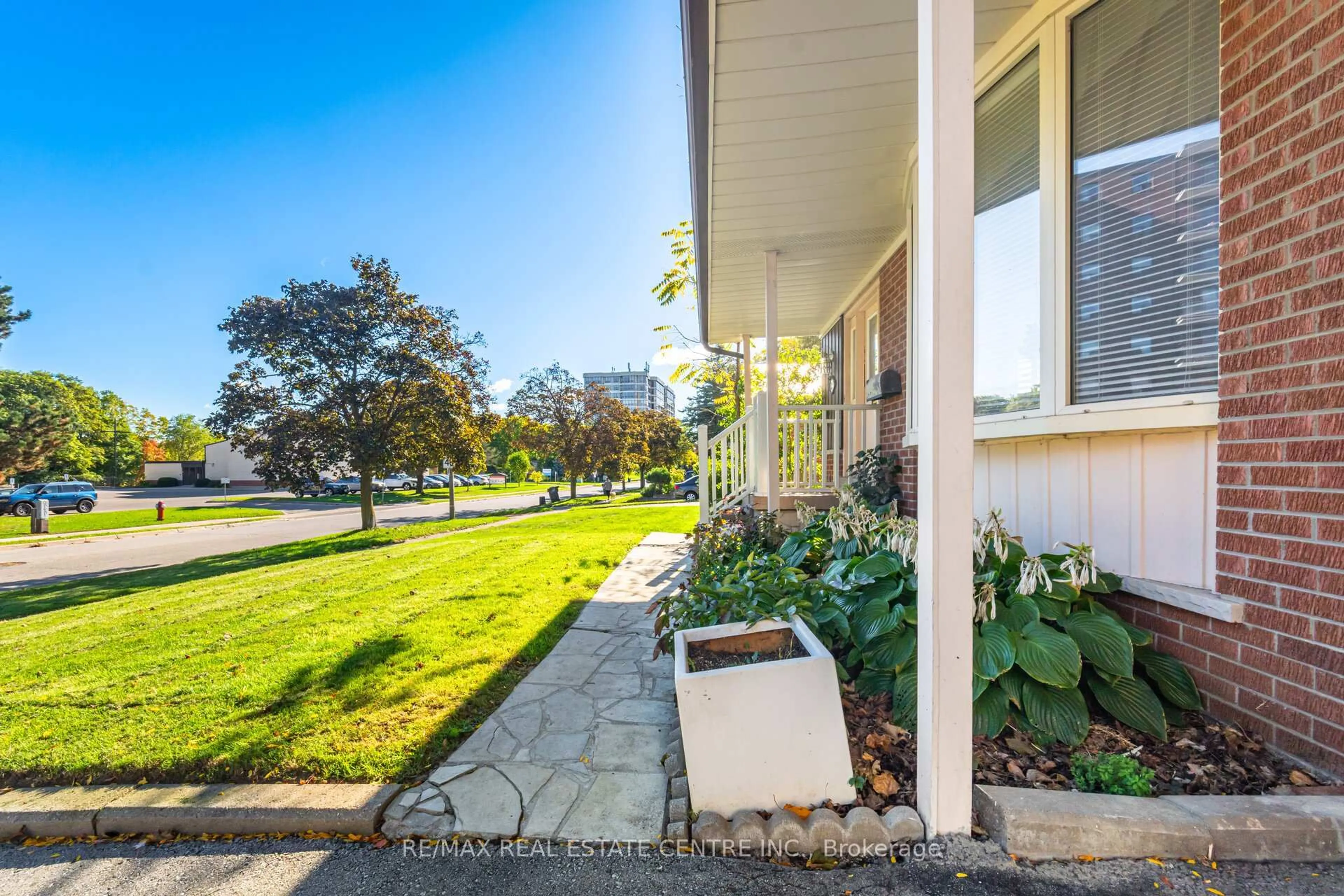 Patio, street for 219 Mill St, Brampton Ontario L6Y 1T9