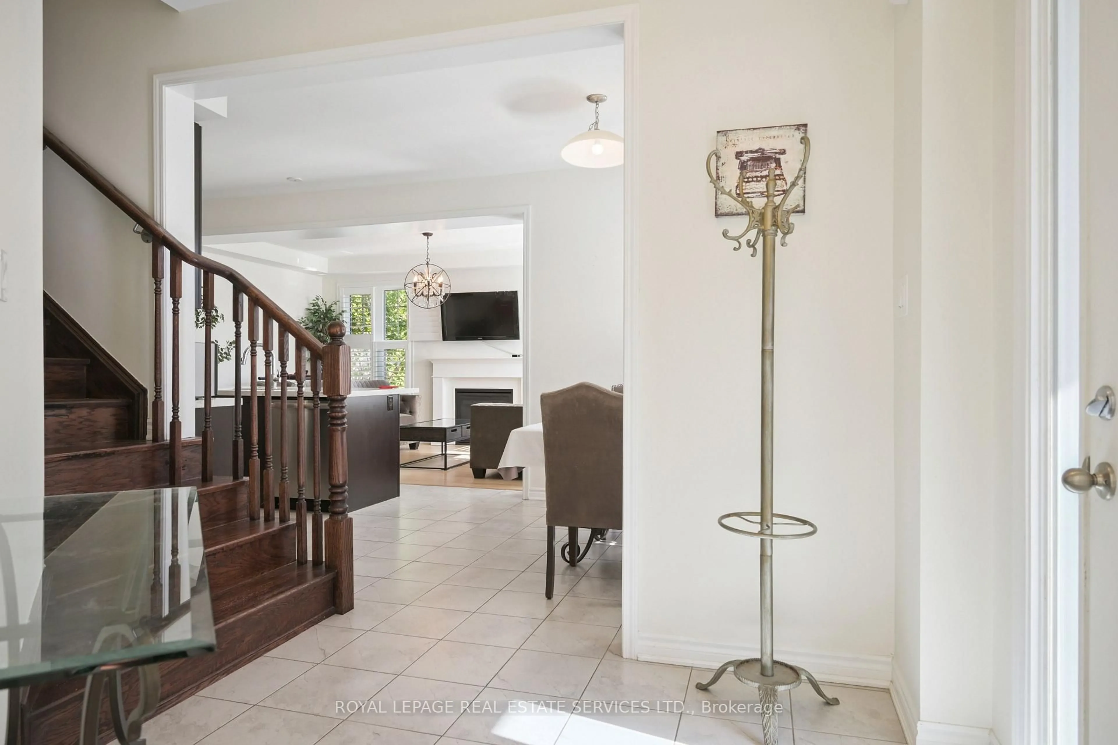 Indoor foyer for 556 Juneberry Crt, Milton Ontario L9E 1M8