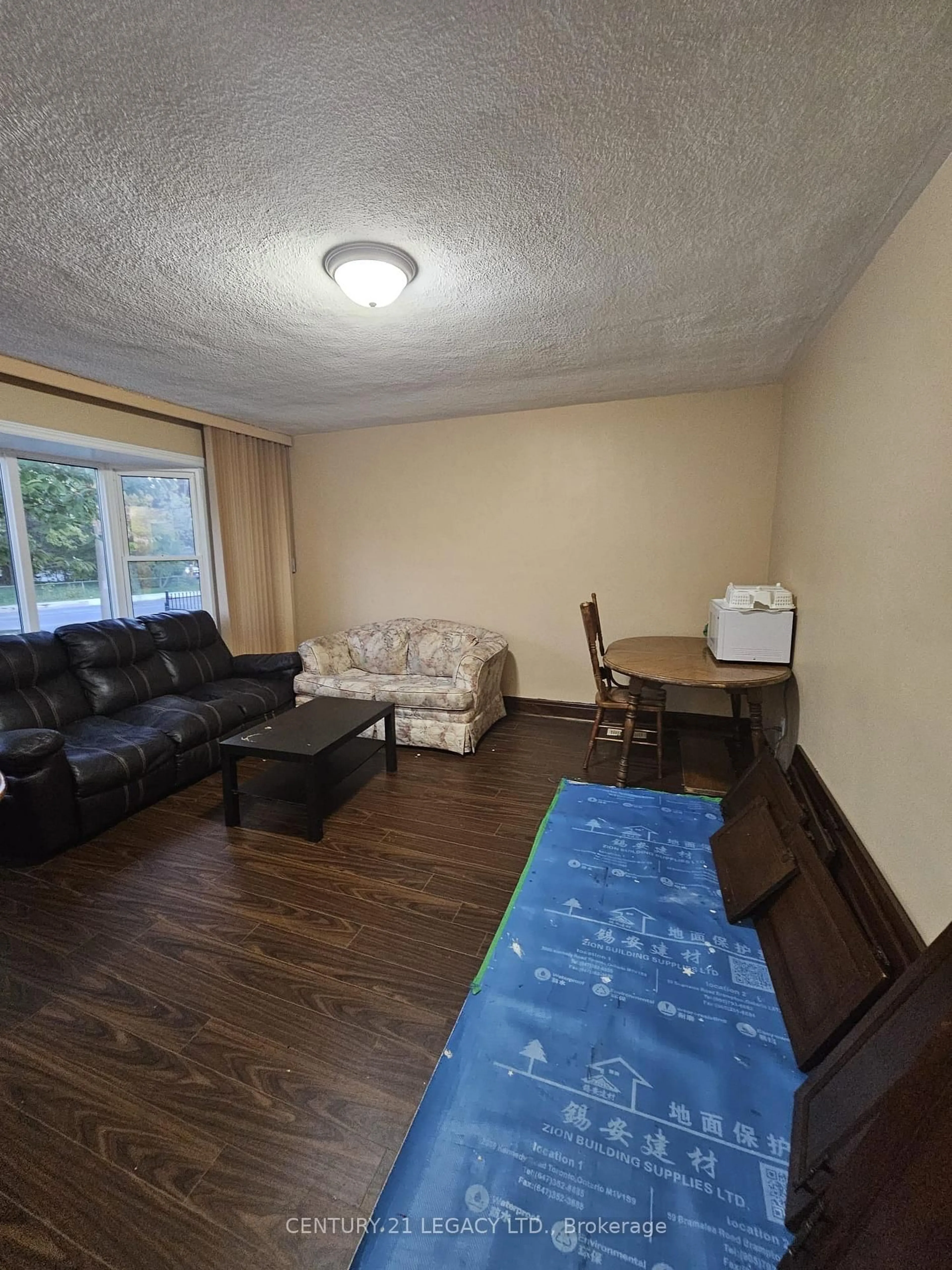 A pic of a room for 101 McMurchy Ave, Brampton Ontario L6Y 1Y7
