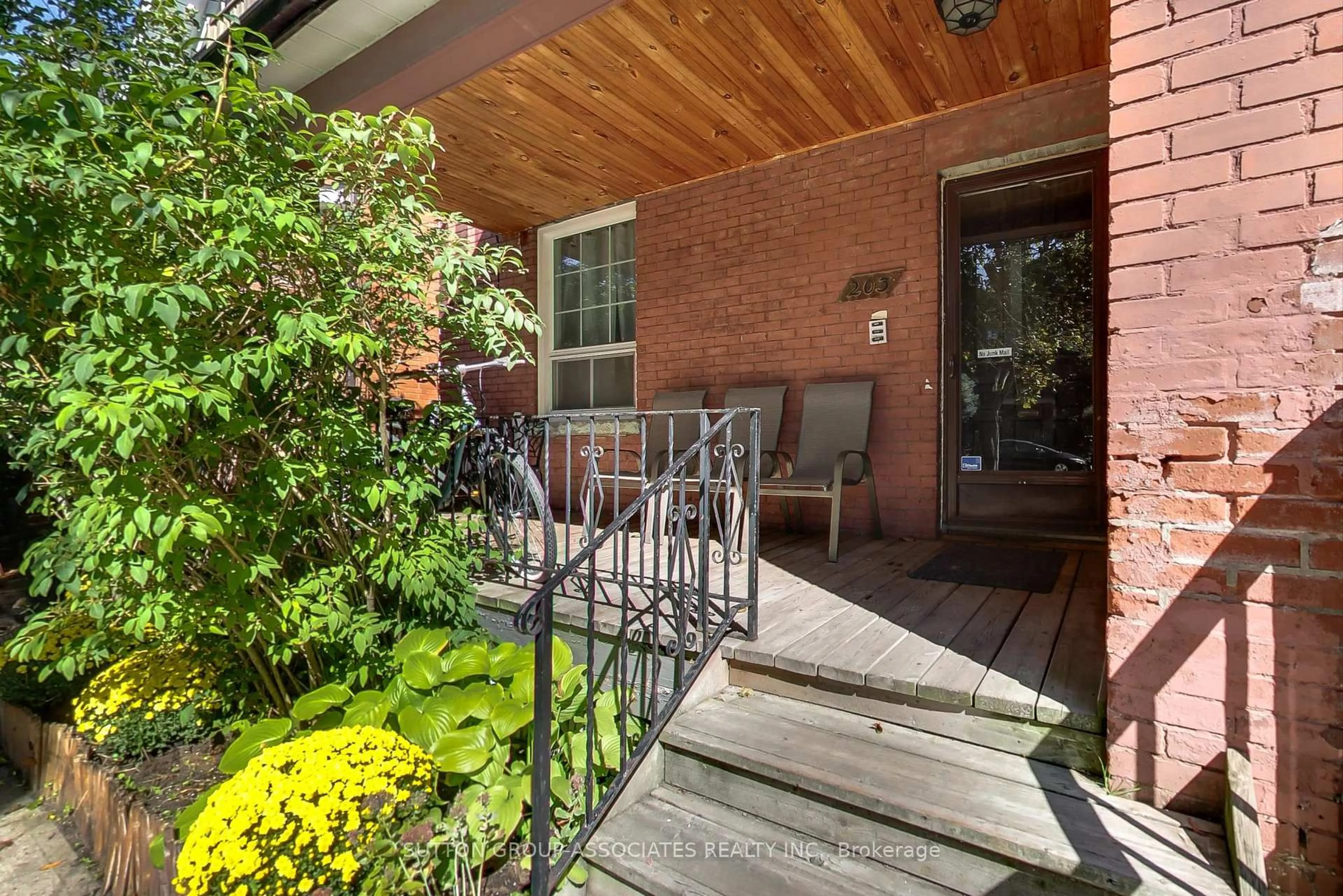 Unknown for 203 Fairview Ave, Toronto Ontario M6P 3A6