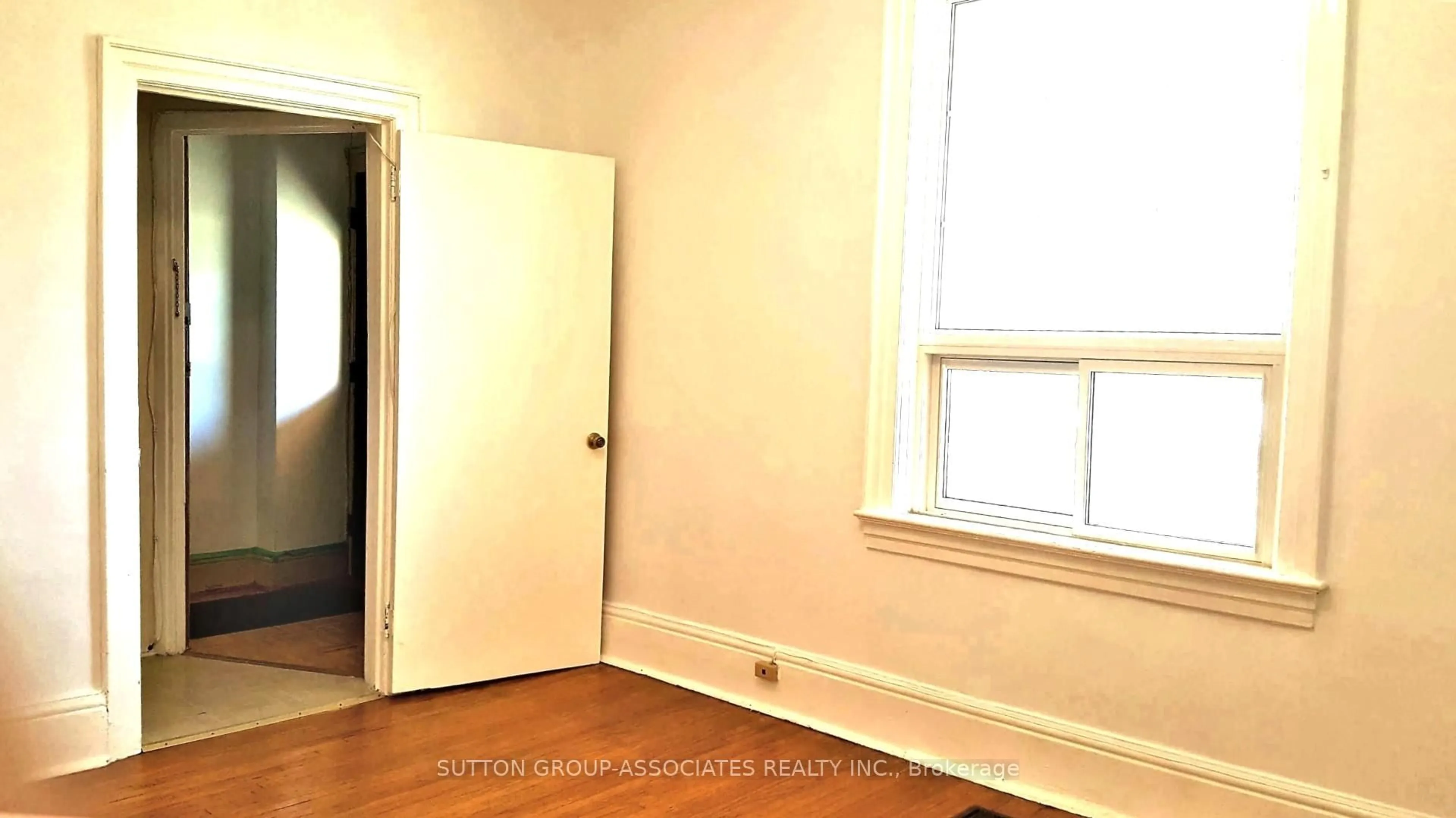 A pic of a room for 203 Fairview Ave, Toronto Ontario M6P 3A6