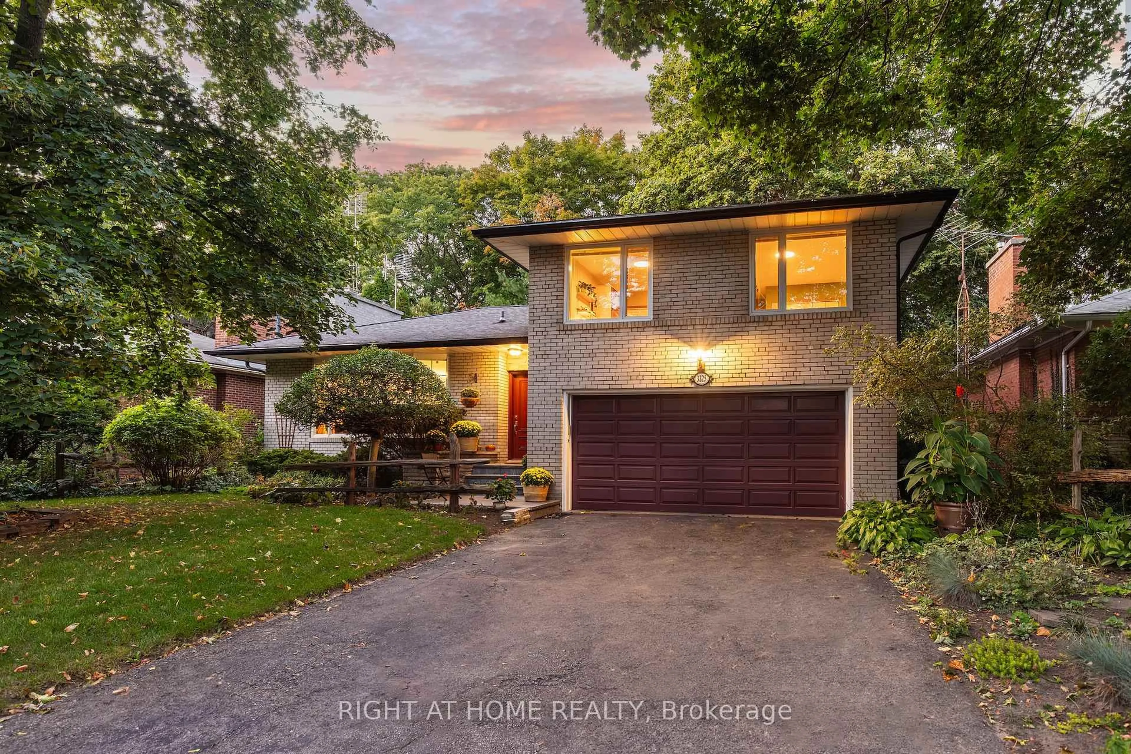 Home with brick exterior material, street for 3325 Enniskillen Circ, Mississauga Ontario L5C 2M9