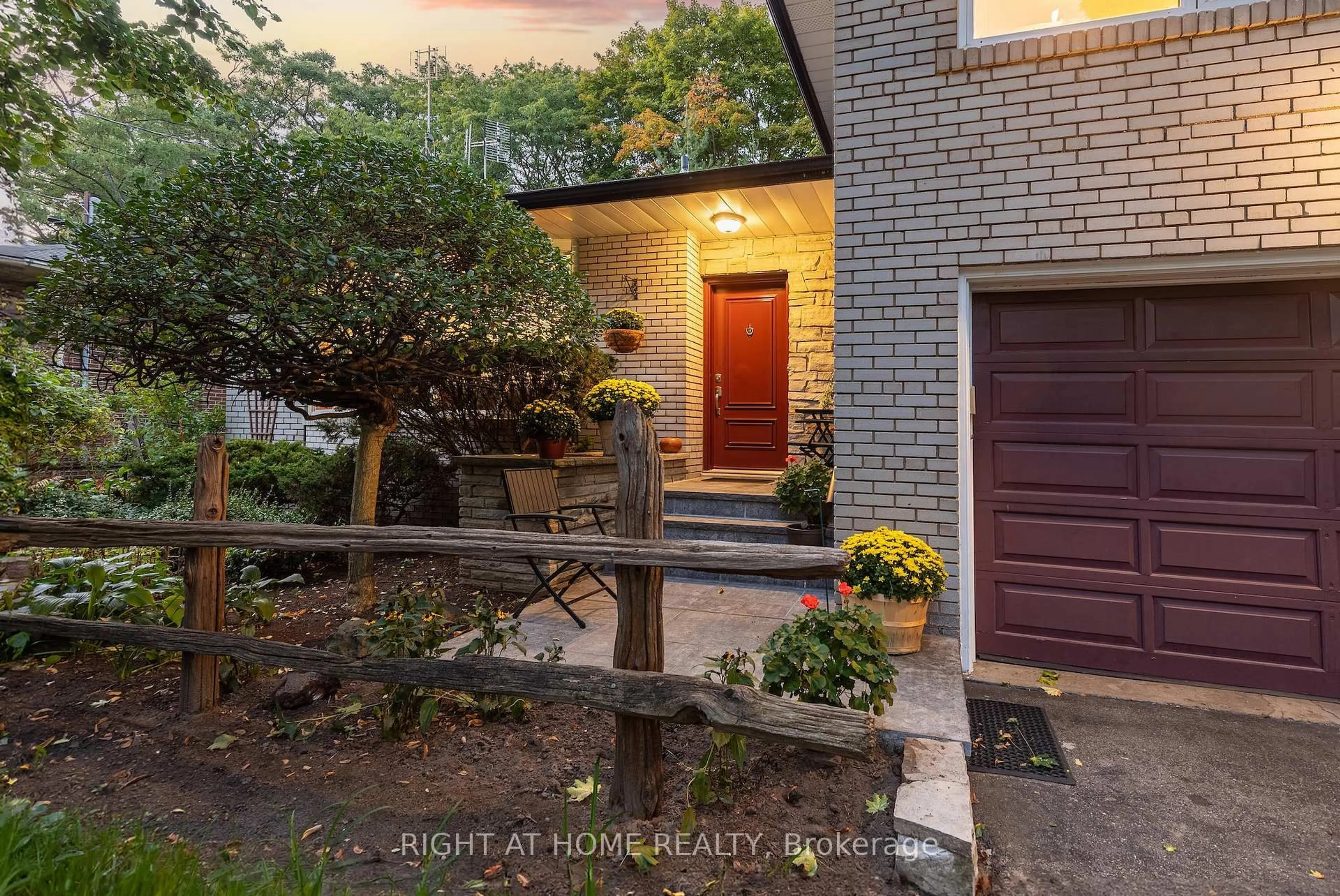 Unknown for 3325 Enniskillen Circ, Mississauga Ontario L5C 2M9