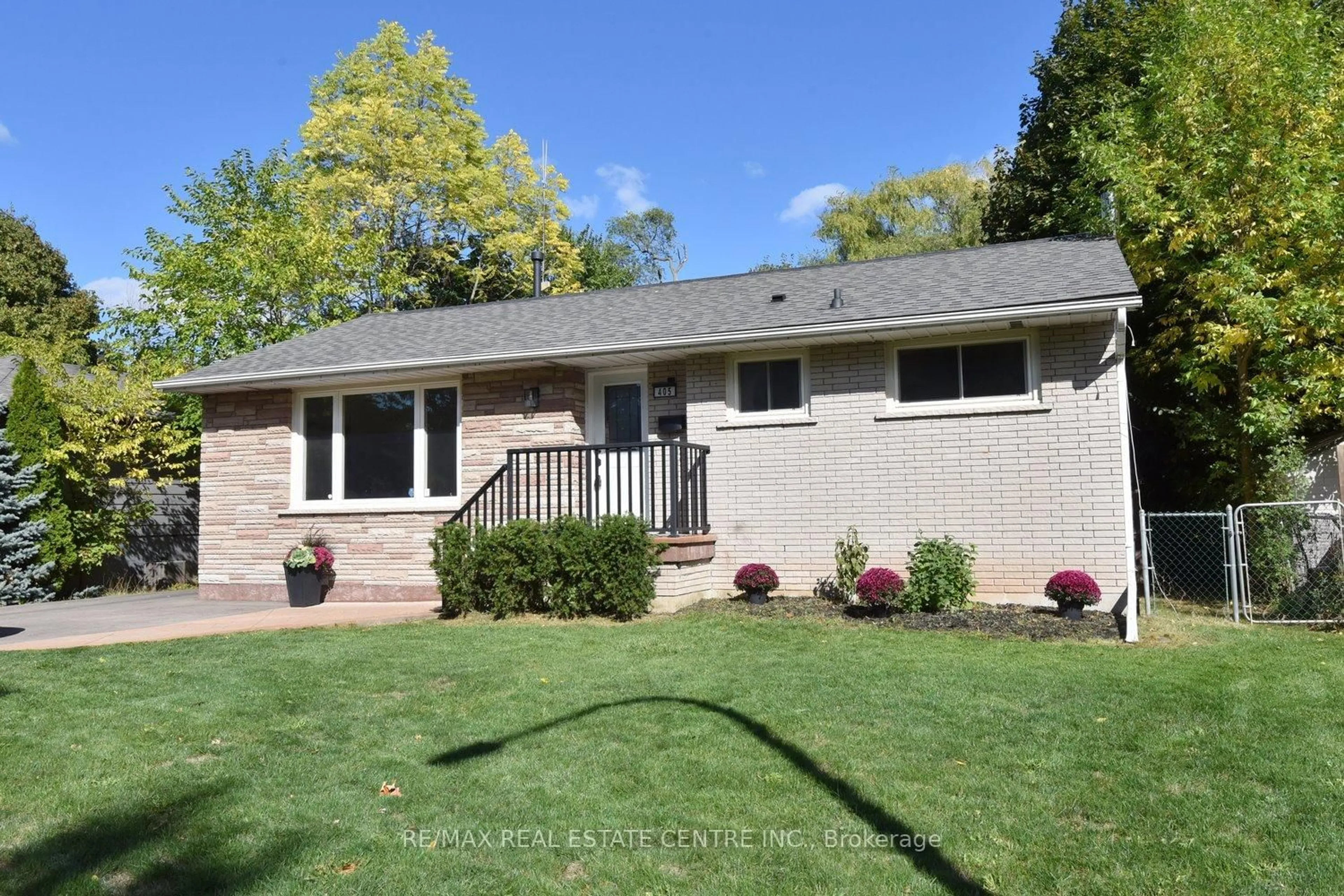 Home with vinyl exterior material, street for 405 Erindale Dr, Burlington Ontario L7L 4T3