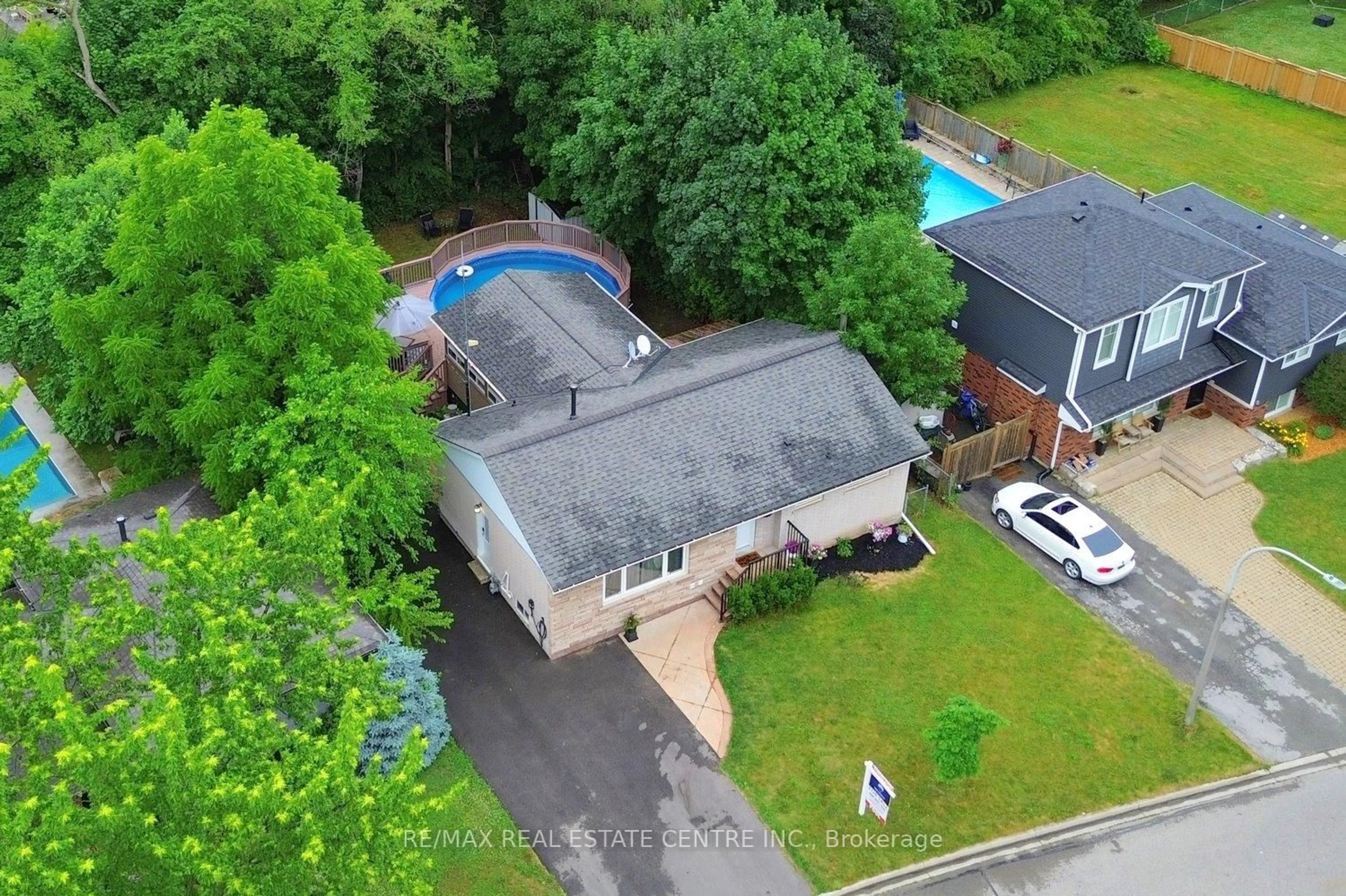 A pic from outside/outdoor area/front of a property/back of a property/a pic from drone, unknown for 405 Erindale Dr, Burlington Ontario L7L 4T3
