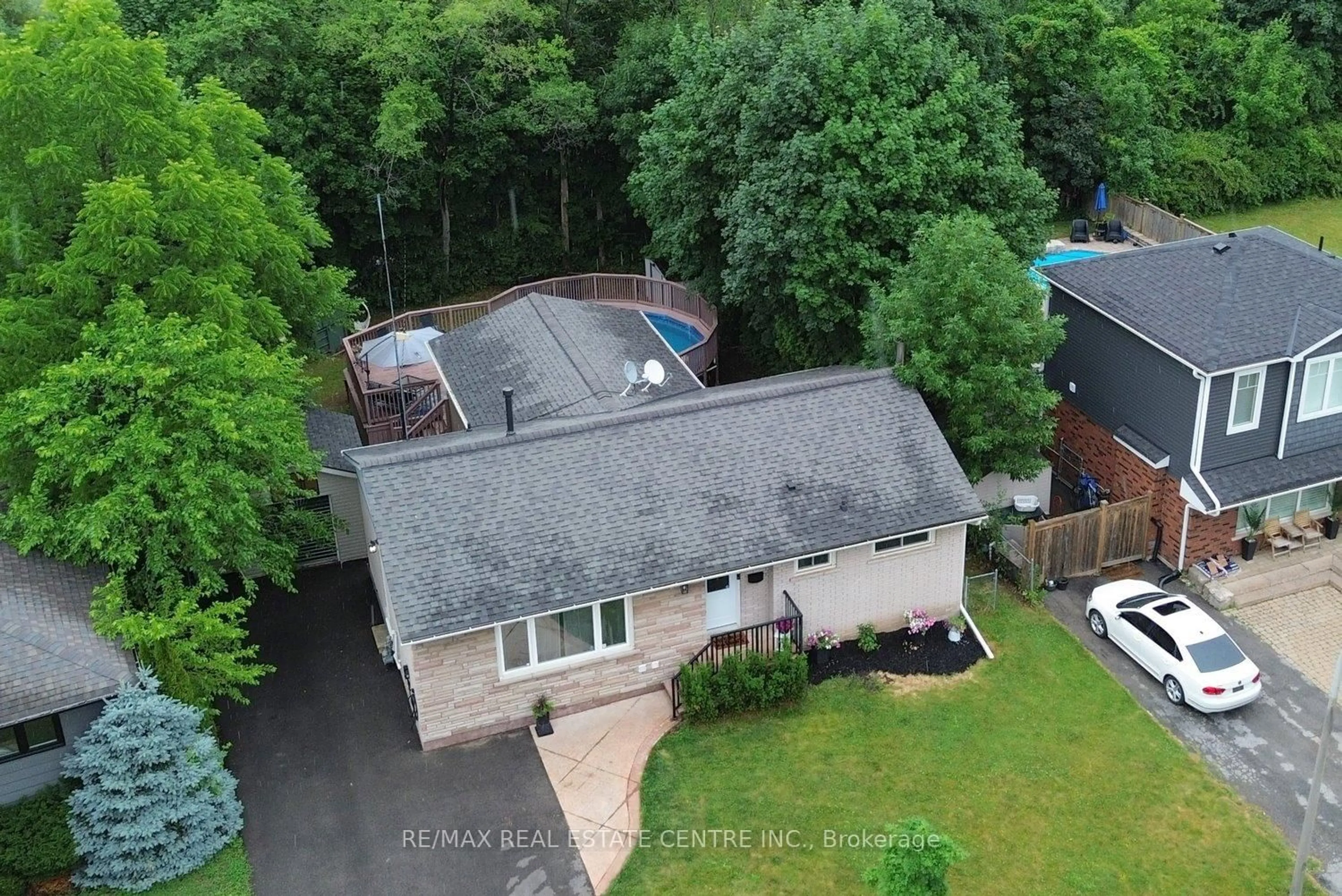 A pic from outside/outdoor area/front of a property/back of a property/a pic from drone, unknown for 405 Erindale Dr, Burlington Ontario L7L 4T3