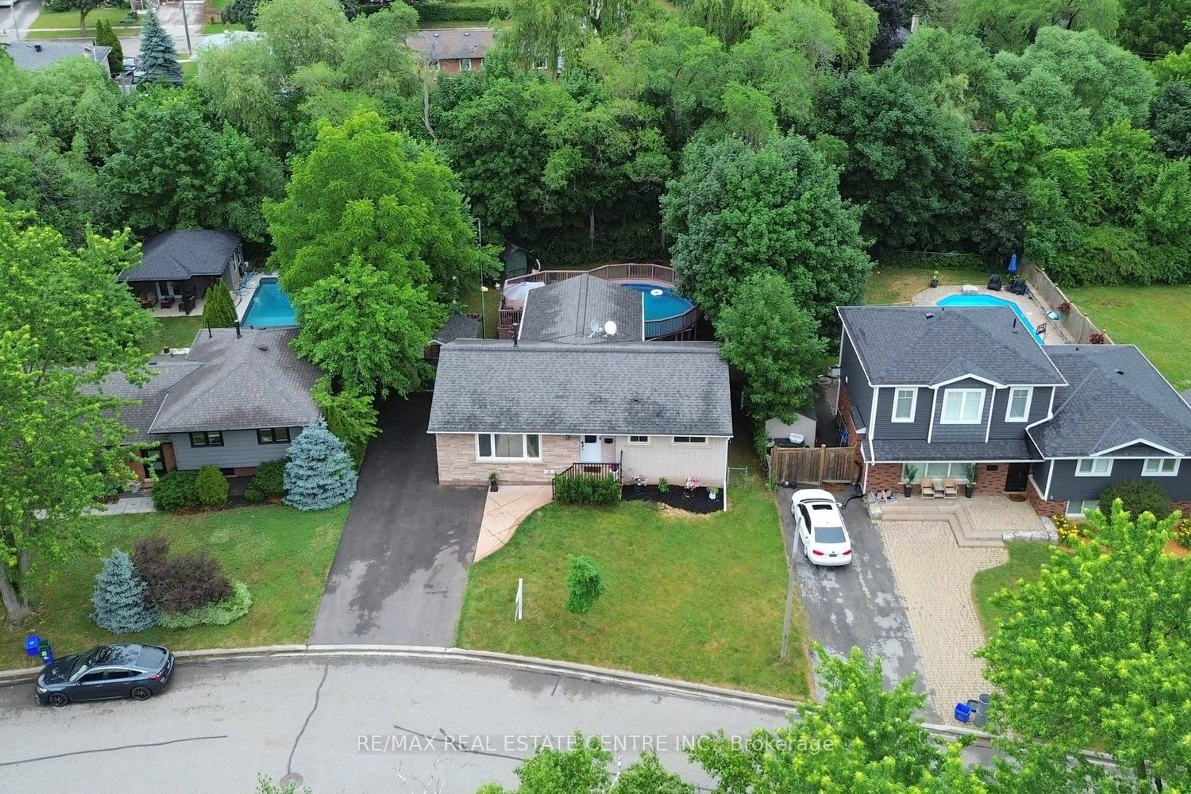 A pic from outside/outdoor area/front of a property/back of a property/a pic from drone, street for 405 Erindale Dr, Burlington Ontario L7L 4T3