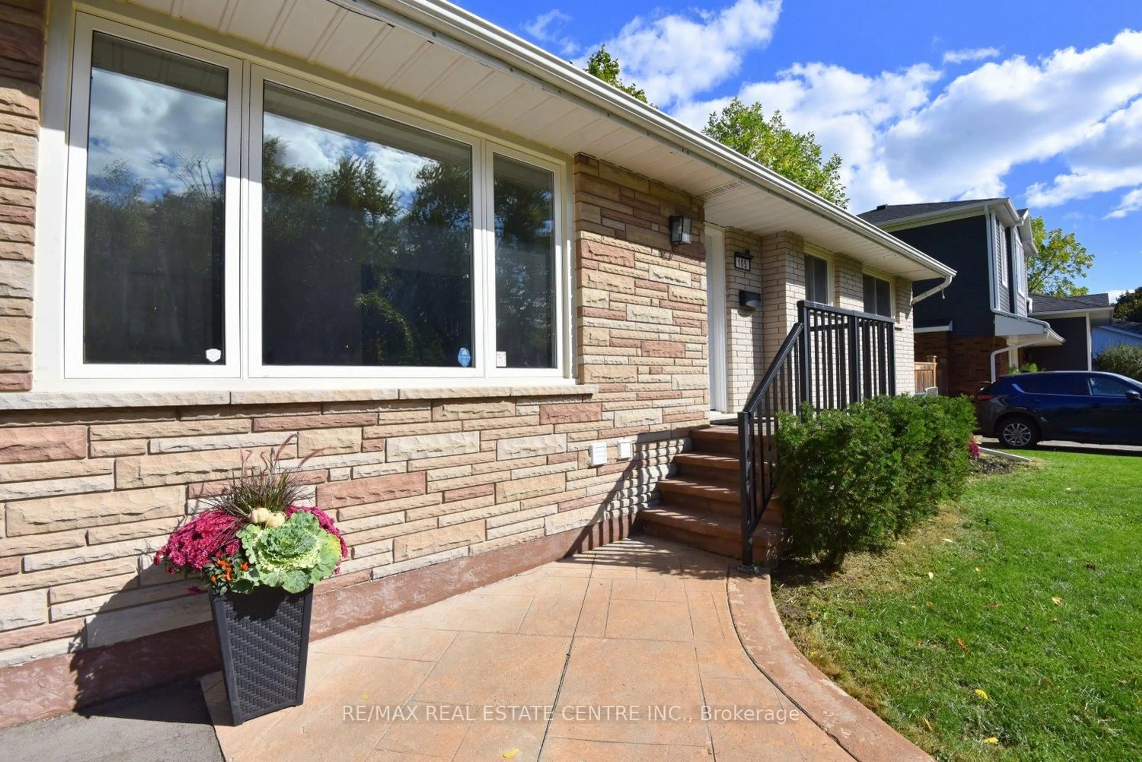 Home with brick exterior material, street for 405 Erindale Dr, Burlington Ontario L7L 4T3