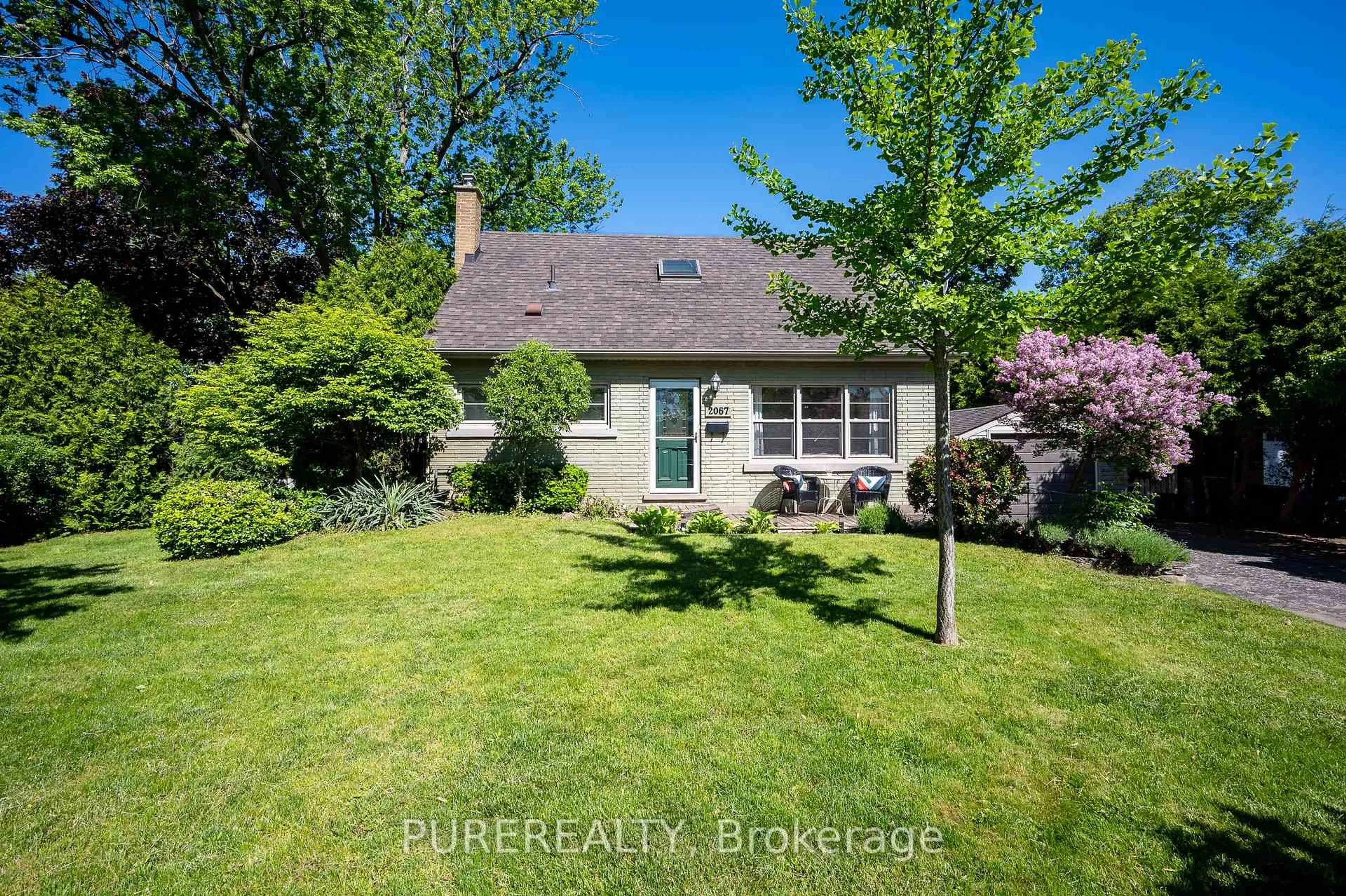 A pic from outside/outdoor area/front of a property/back of a property/a pic from drone, street for 2067 Maplewood Dr, Burlington Ontario L7R 2C6