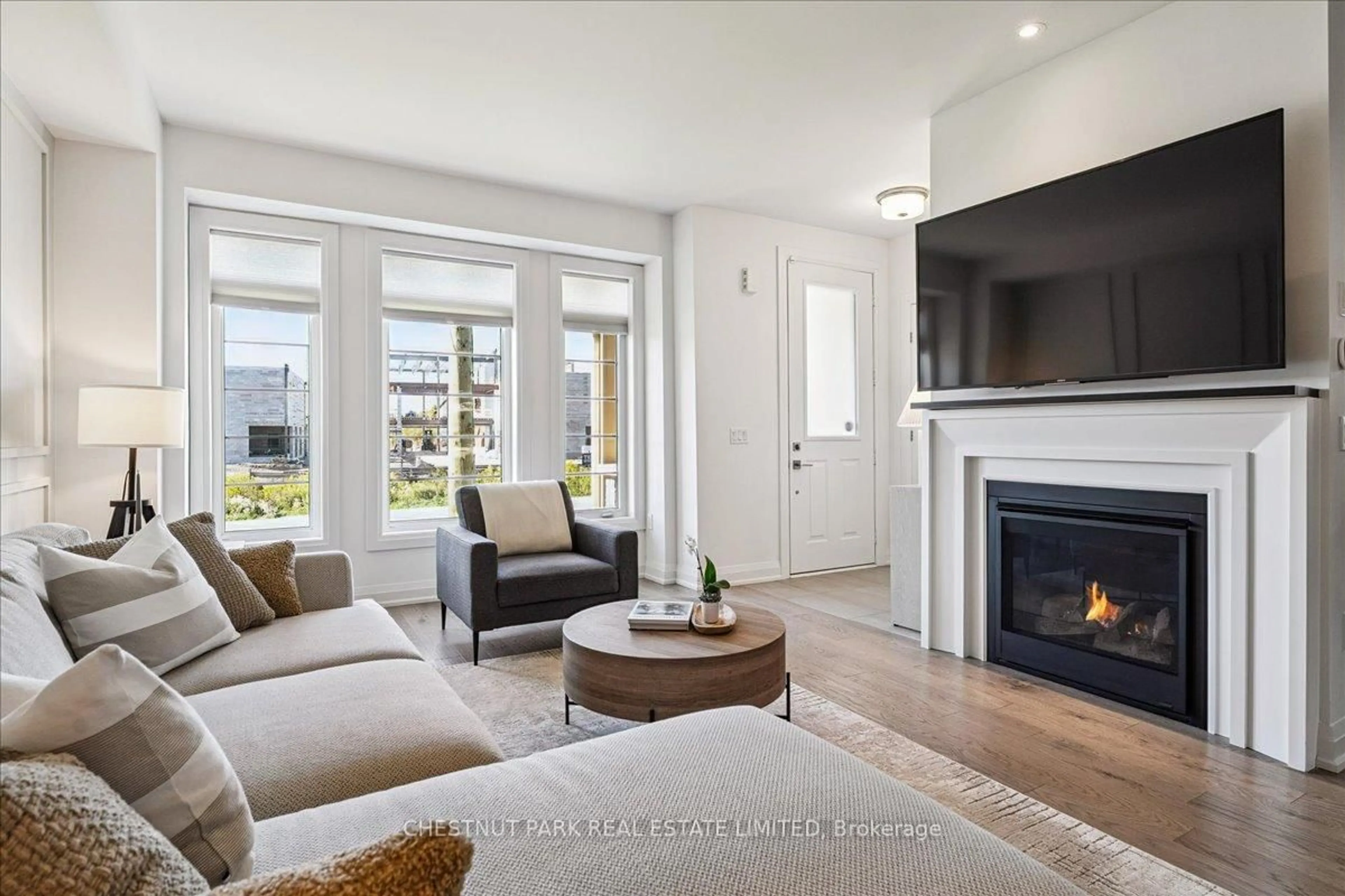 Living room with furniture, unknown for 4005 Sixth Line, Oakville Ontario L6H 7C7