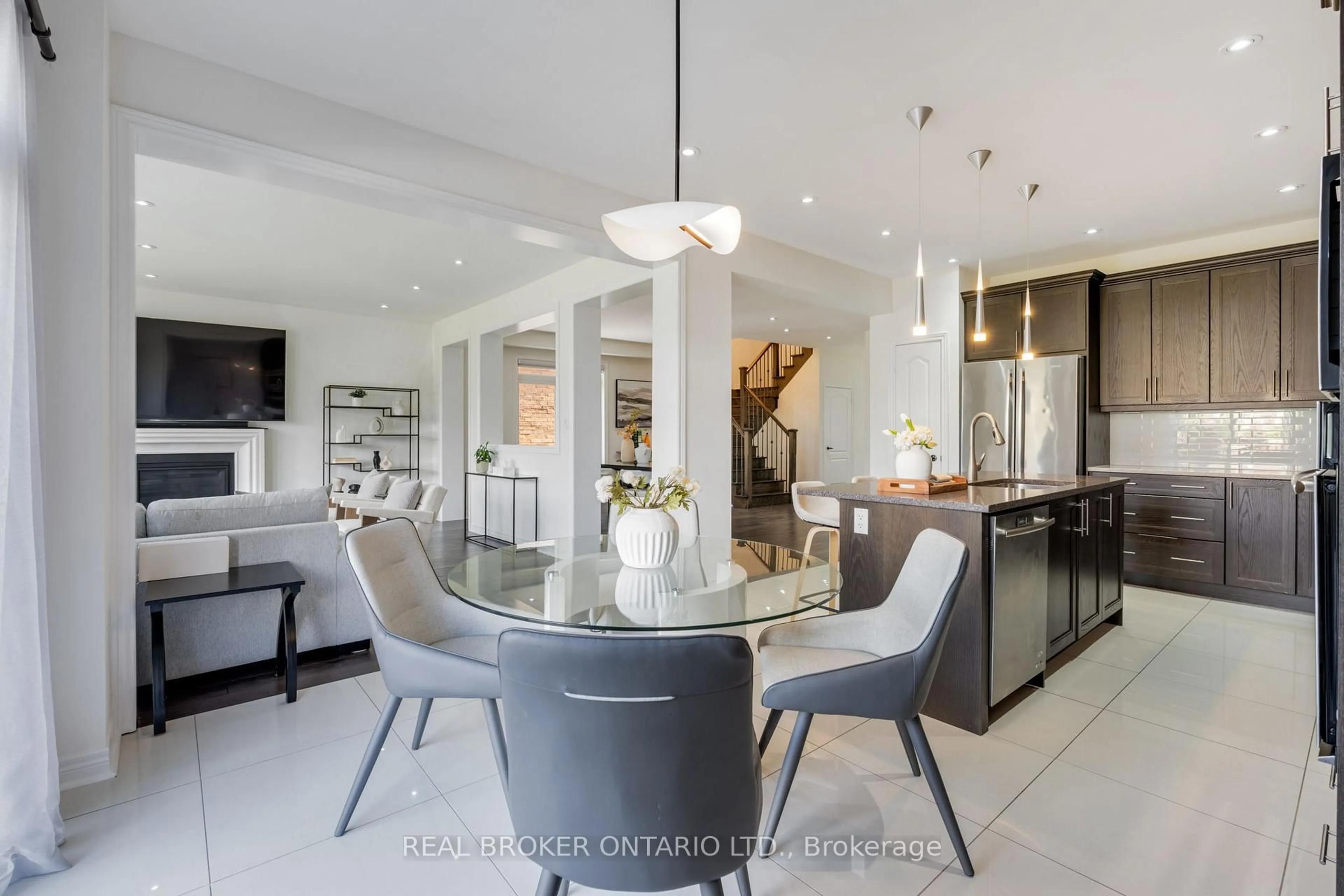 Contemporary kitchen, unknown for 4 Mugford Cres, Brampton Ontario L6Y 6A7