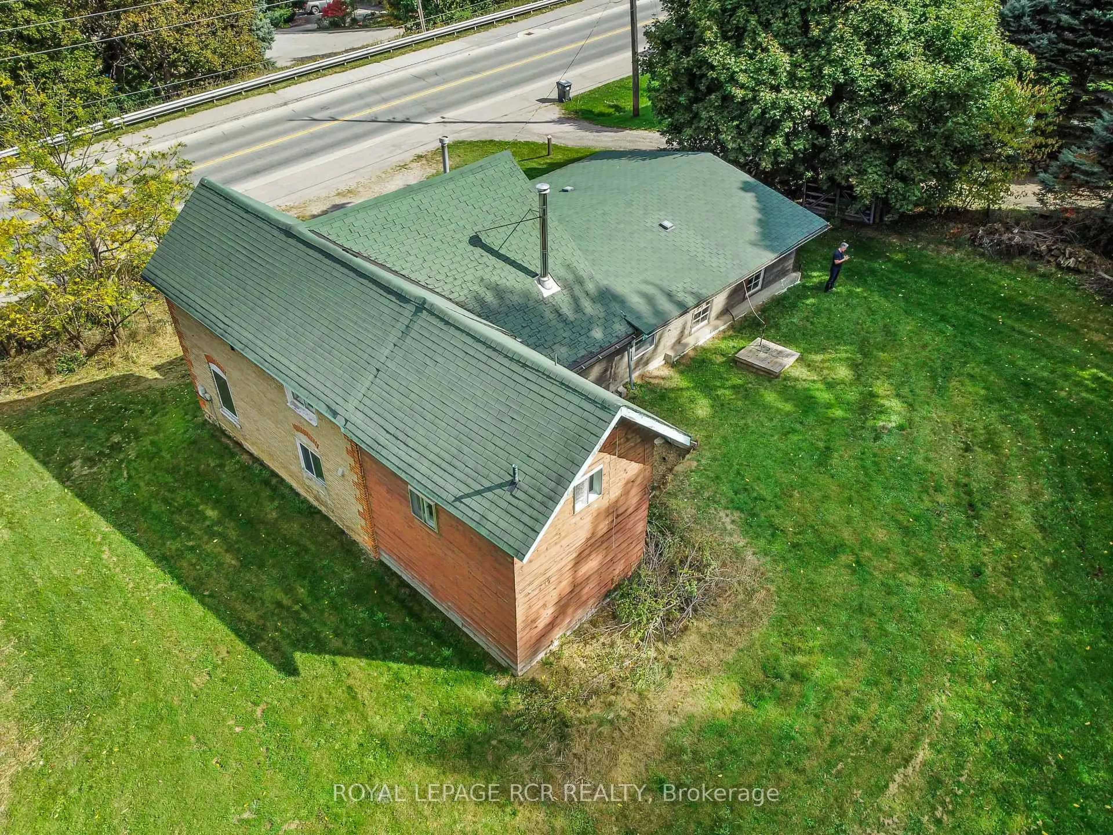 A pic from outside/outdoor area/front of a property/back of a property/a pic from drone, building for 19726 Airport Rd, Caledon Ontario L7K 0A3