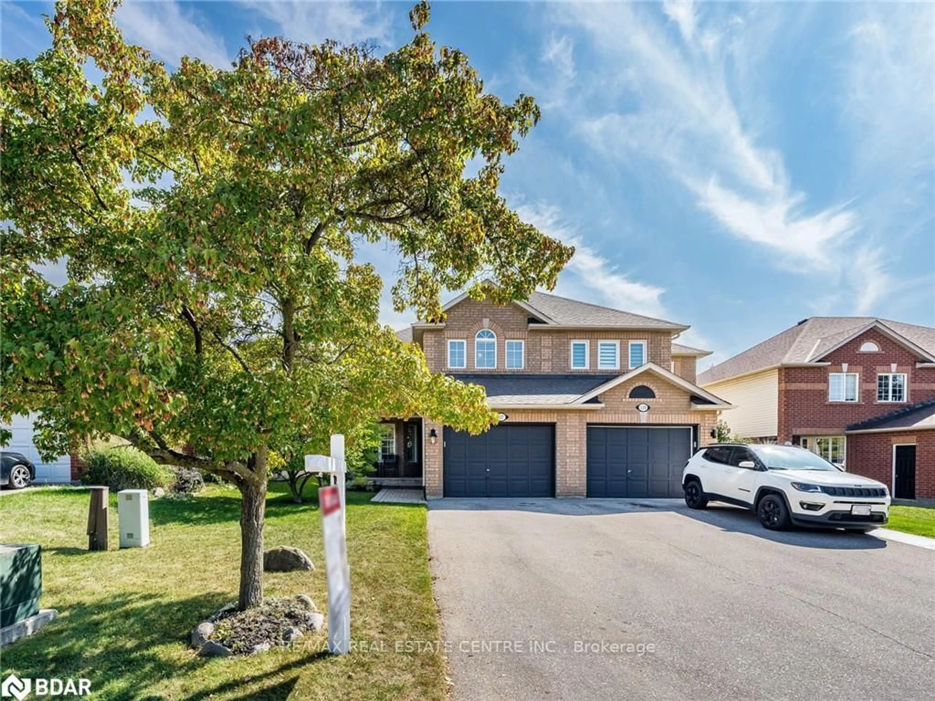A pic from outside/outdoor area/front of a property/back of a property/a pic from drone, street for 137 Mowat Cres, Halton Hills Ontario L7G 6A8