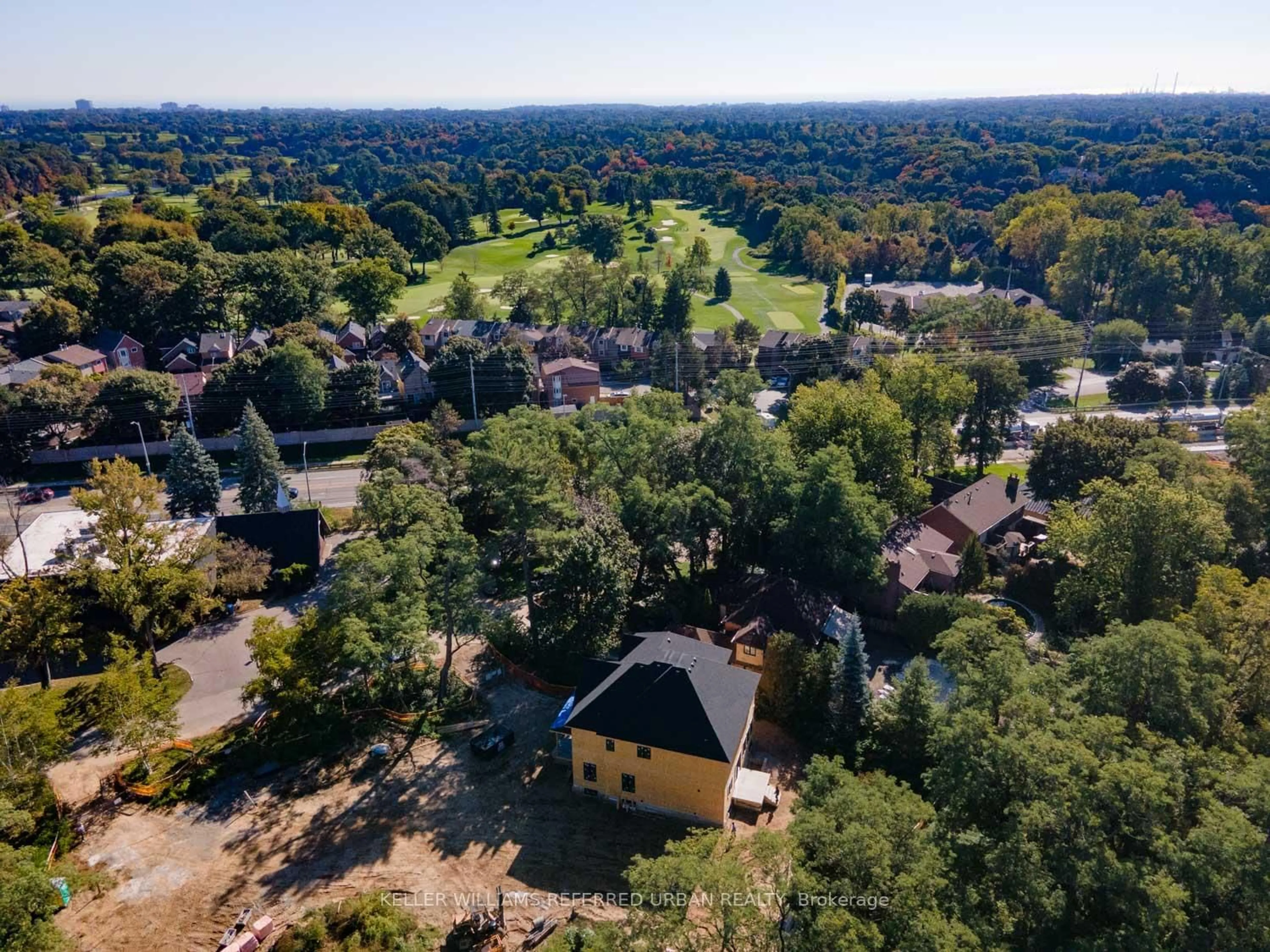 A pic from outside/outdoor area/front of a property/back of a property/a pic from drone, forest/trees view for 1429 Dundas Cres, Mississauga Ontario L5C 1E8