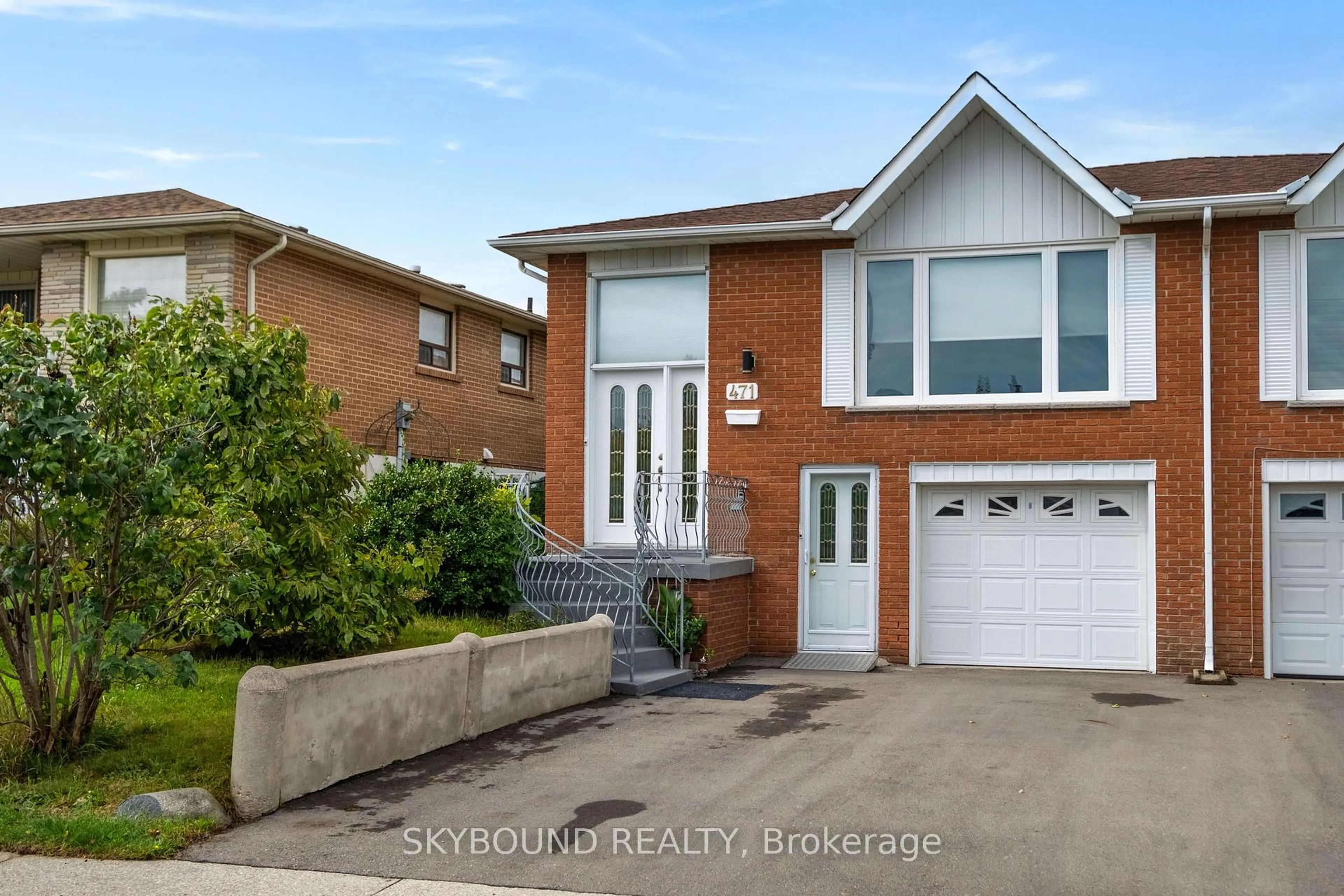 Home with brick exterior material, street for 471 Fergo Ave, Mississauga Ontario L5B 2J2