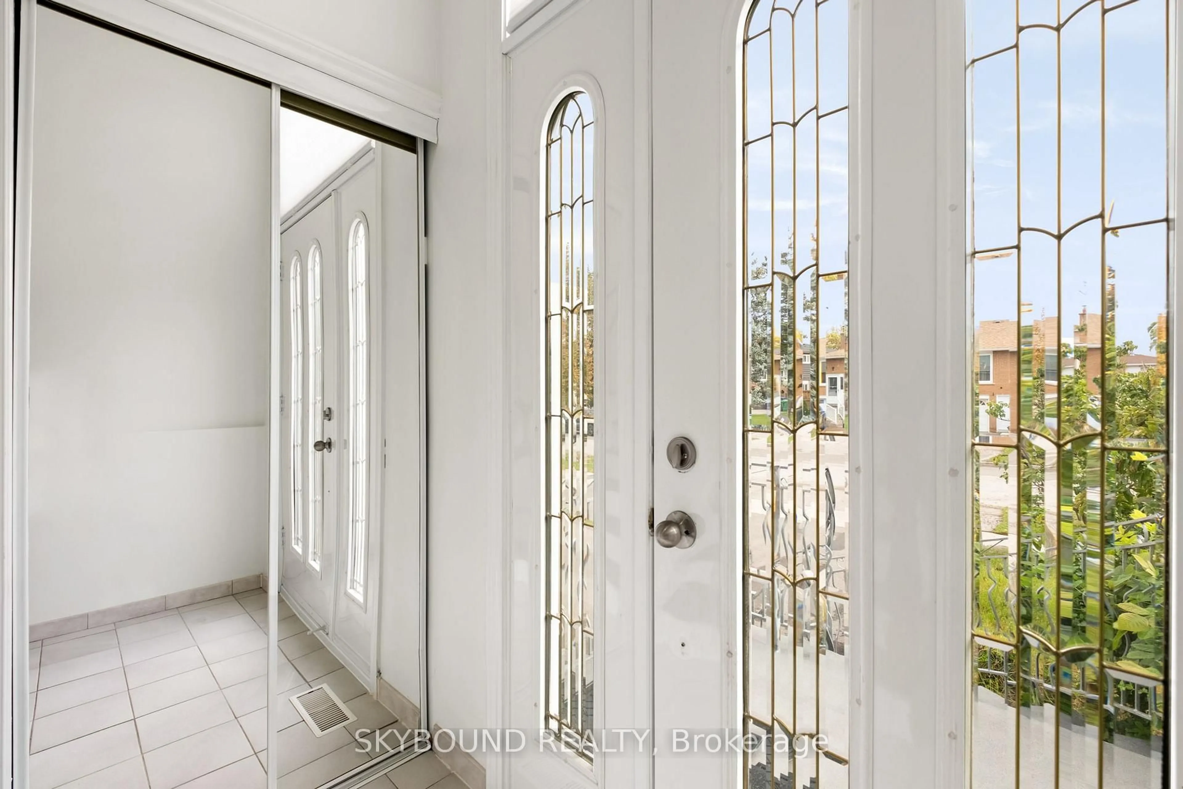 Indoor entryway for 471 Fergo Ave, Mississauga Ontario L5B 2J2