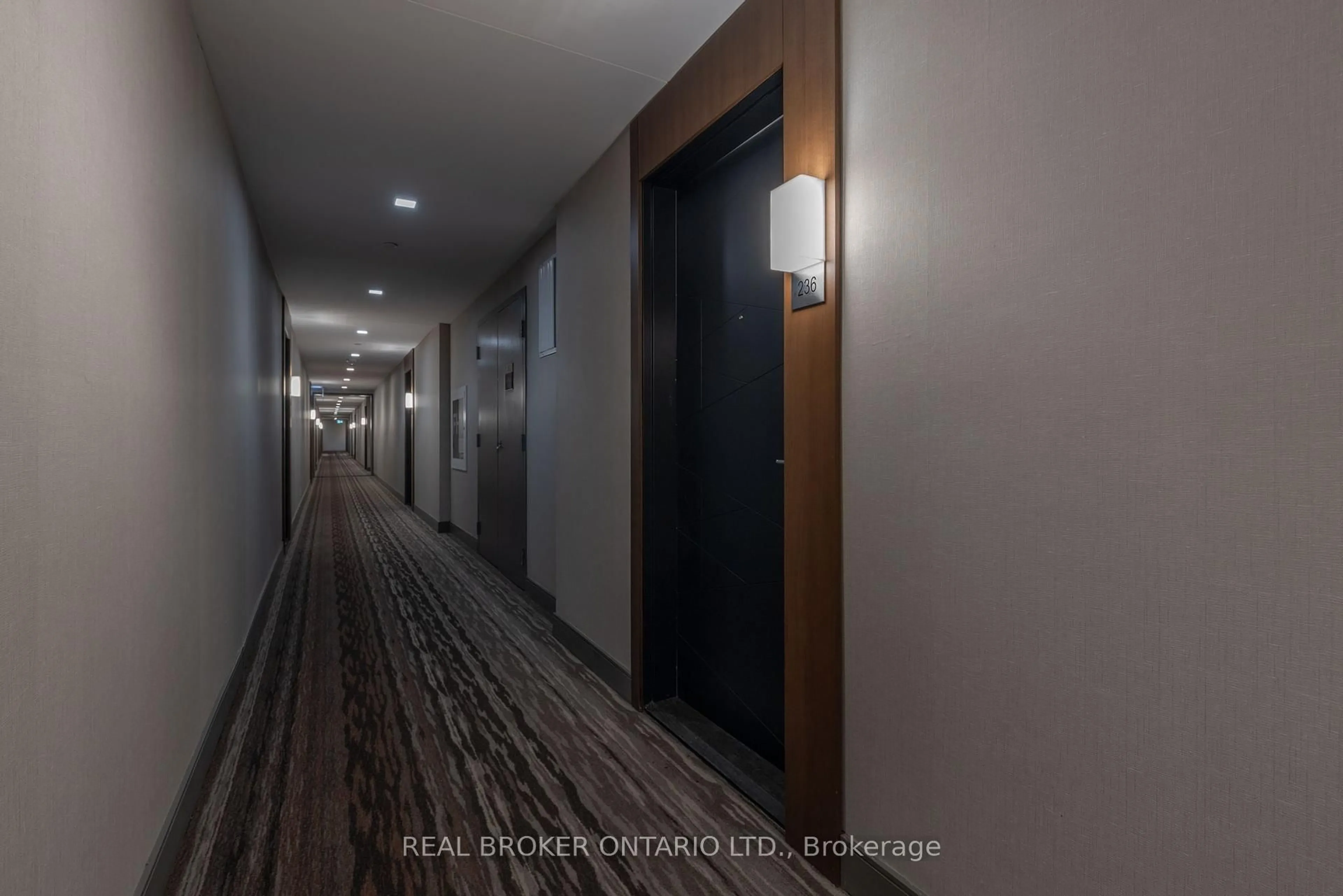 Indoor foyer for 1575 Lakeshore Rd #236, Mississauga Ontario L5J 1J4