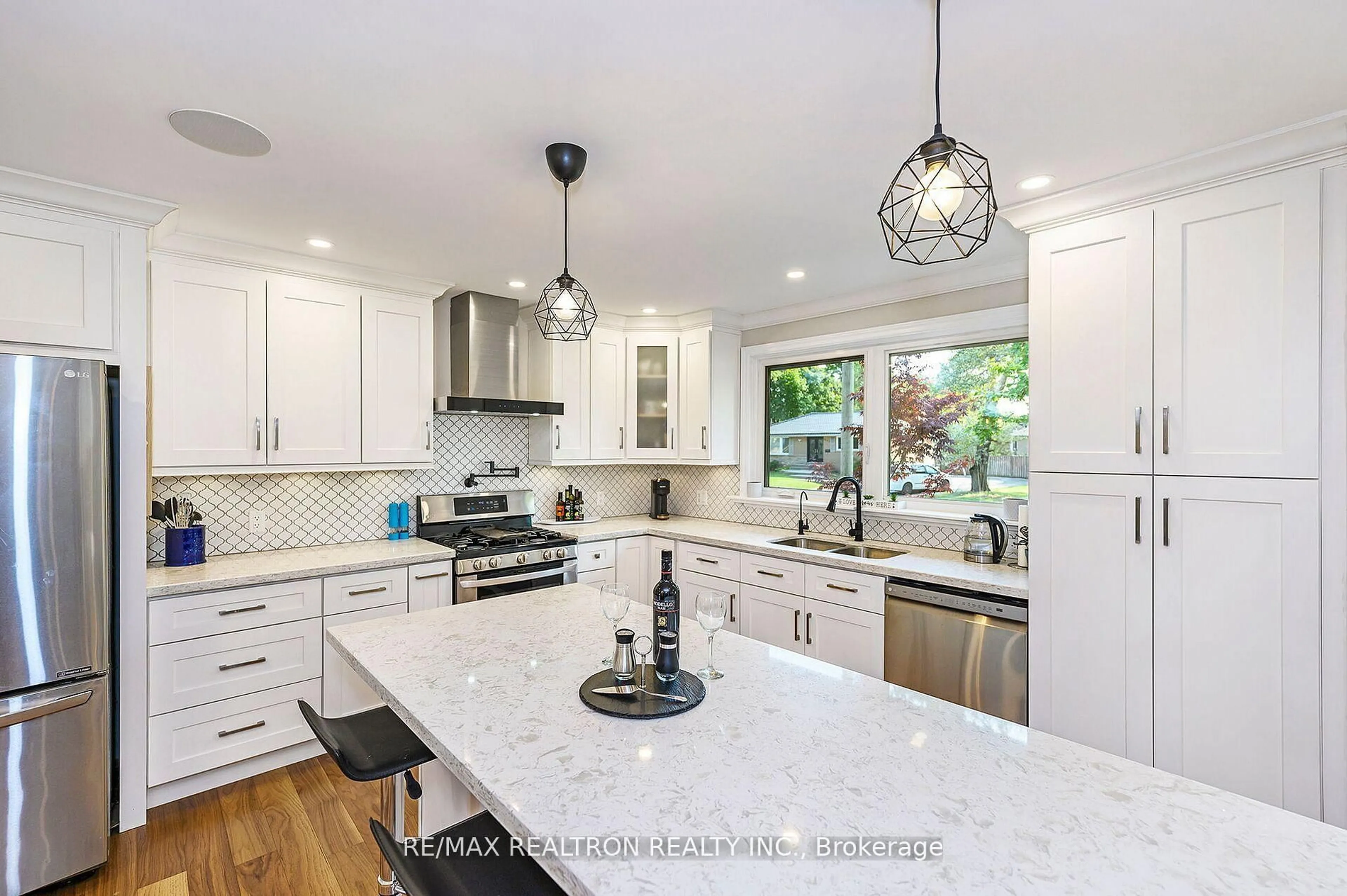 Open concept kitchen, ceramic/tile floor for 5472 Randolph Cres, Burlington Ontario L7L 3C5