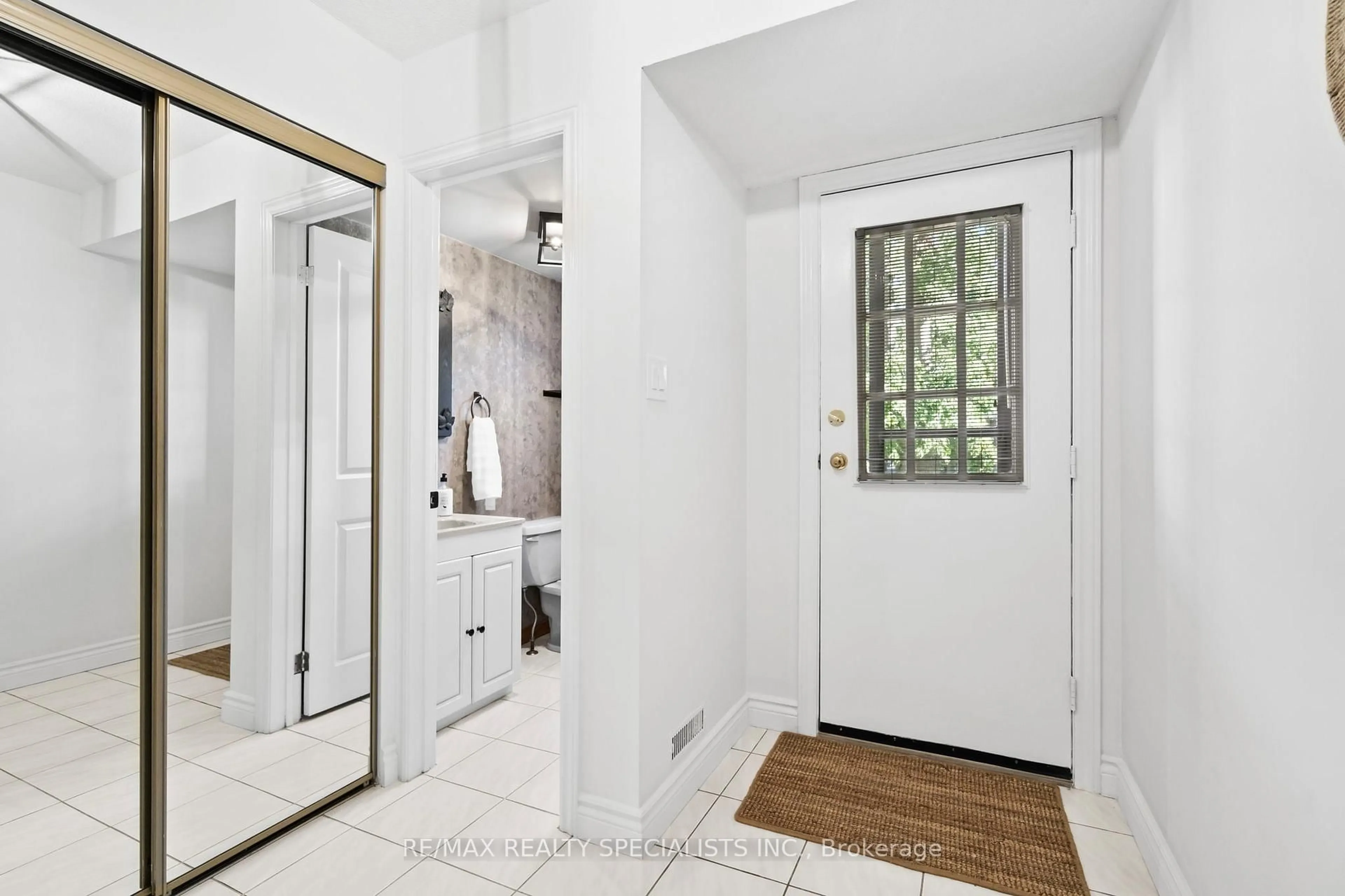 Indoor entryway for 6040 Montevideo Rd #56, Mississauga Ontario L5N 2T4