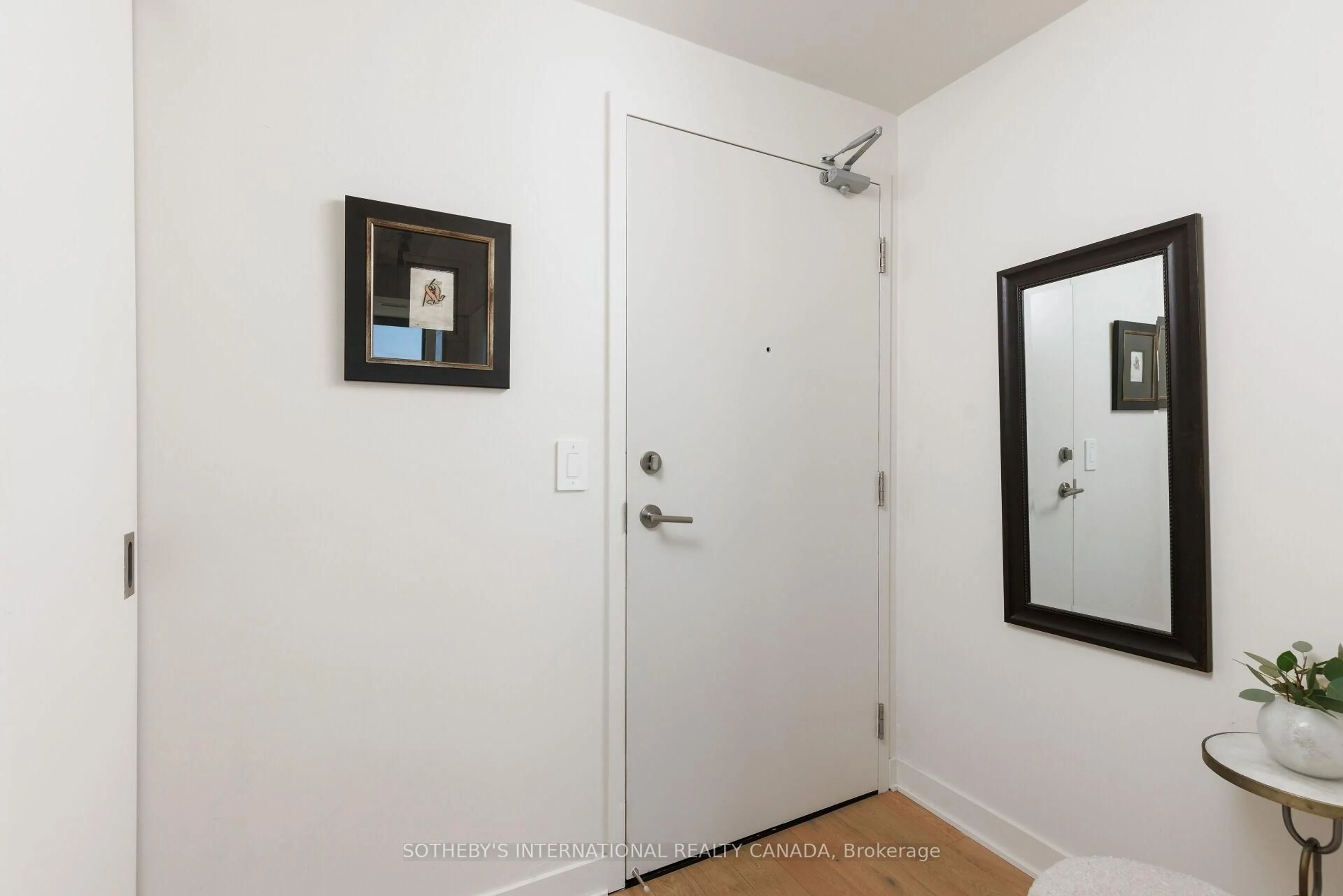 Indoor entryway for 2720 Dundas St #903, Toronto Ontario M6P 0C3