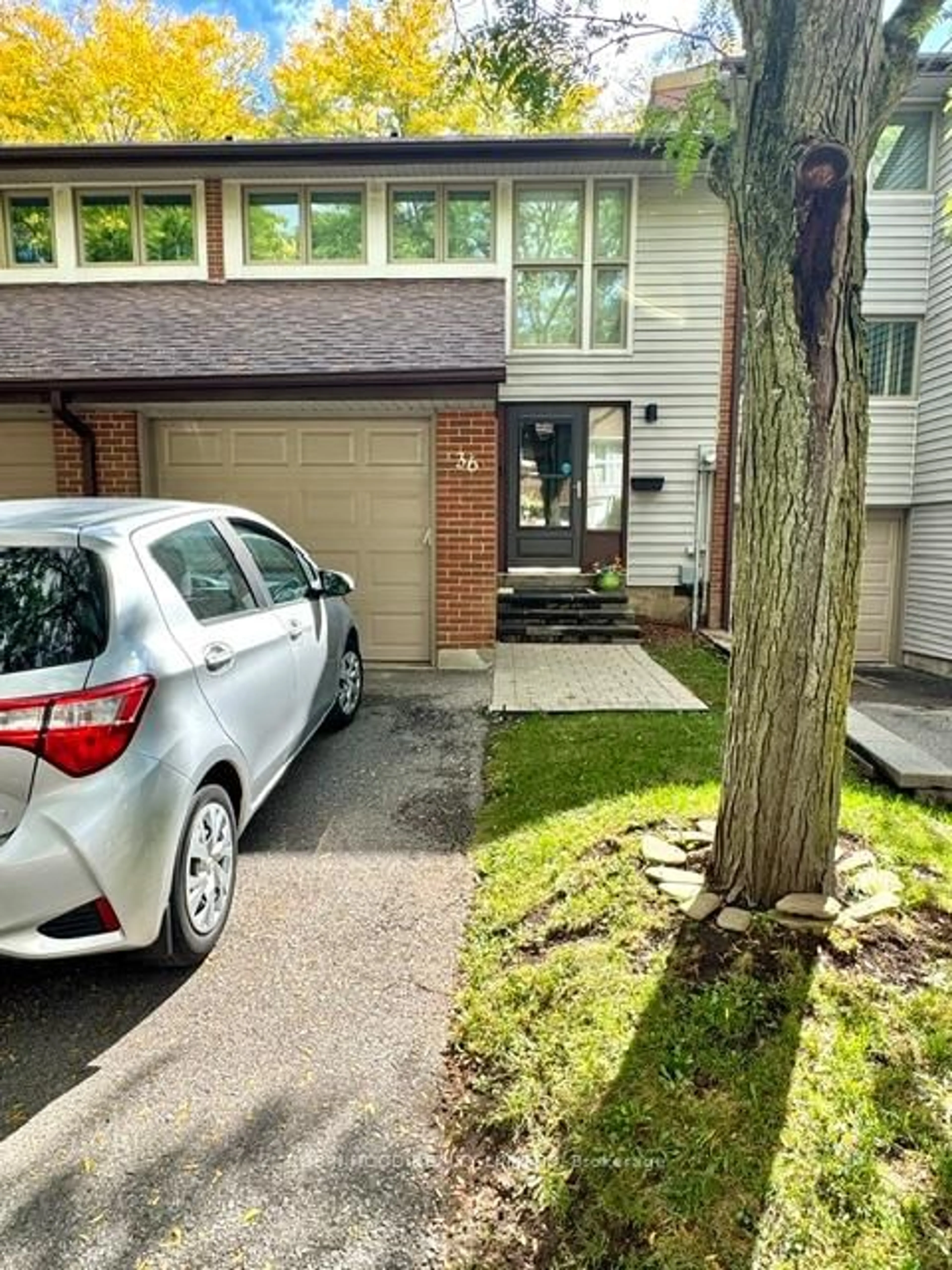 A pic from outside/outdoor area/front of a property/back of a property/a pic from drone, street for 2881 Windwood Dr #36, Mississauga Ontario L5N 2K9