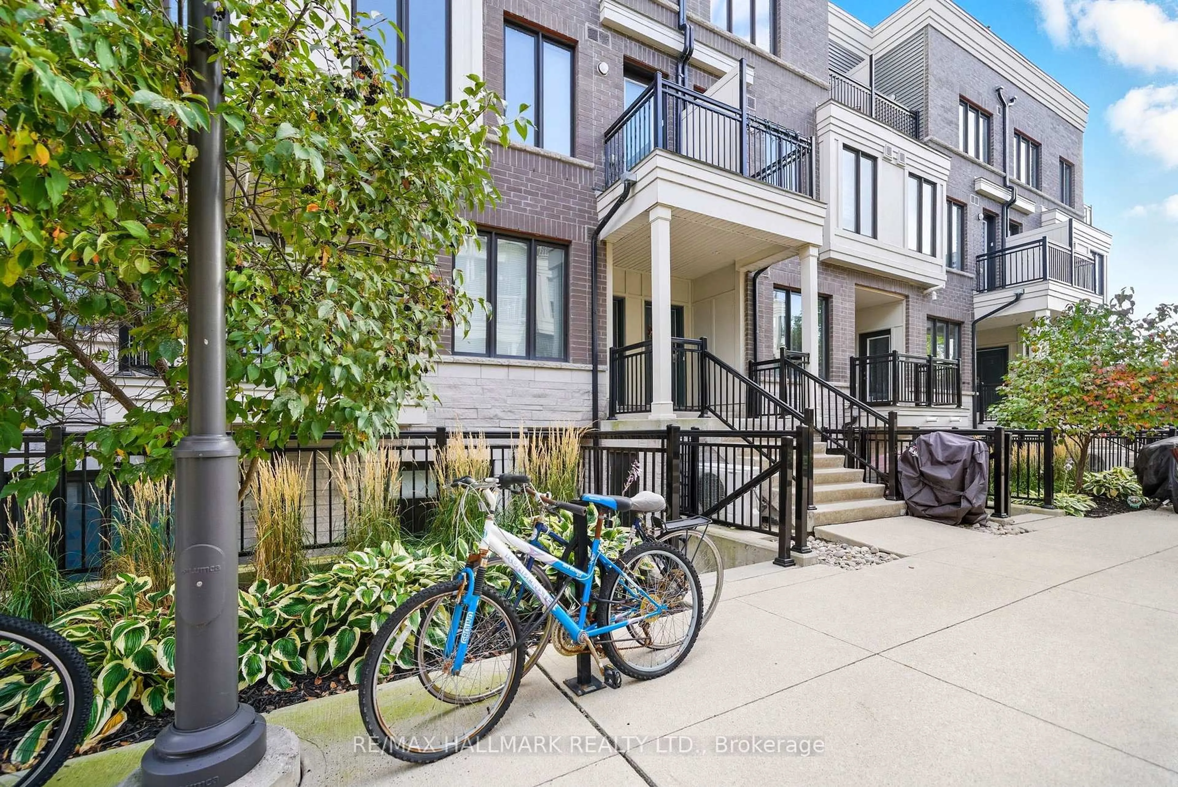 Patio, street for 130 Long Branch Ave #10, Toronto Ontario M8W 0B1