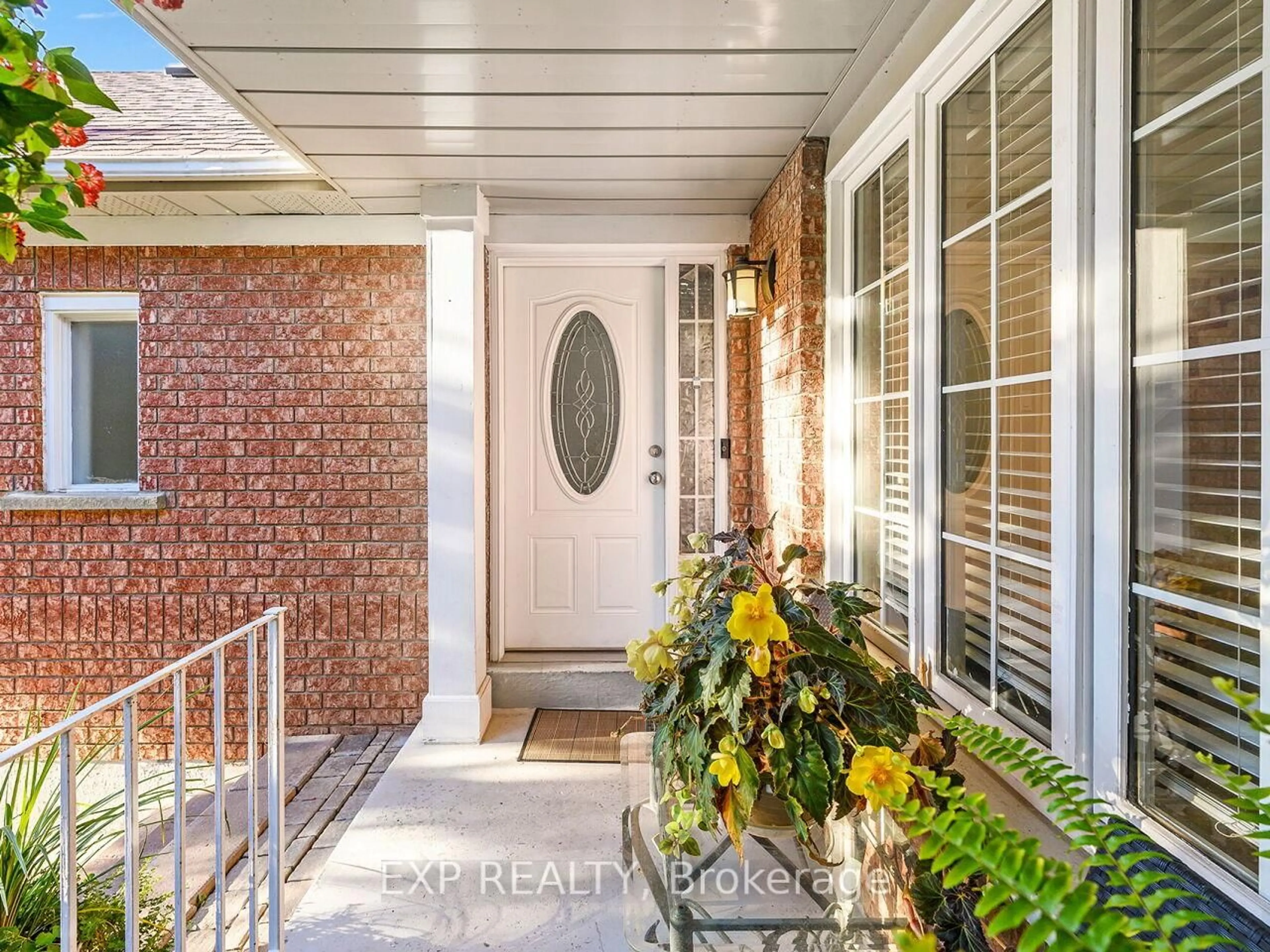 Indoor entryway for 2840 Tradewind Dr, Mississauga Ontario L5N 6L1