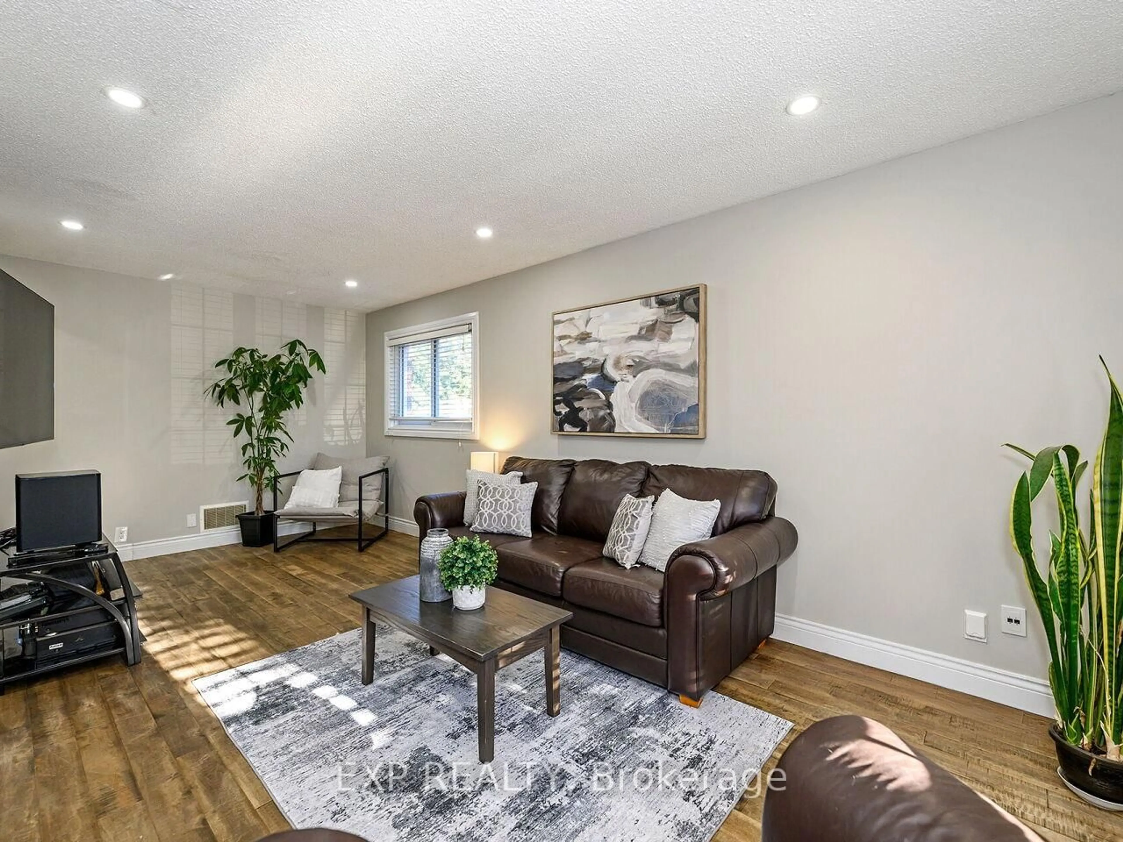 Living room with furniture, wood/laminate floor for 2840 Tradewind Dr, Mississauga Ontario L5N 6L1