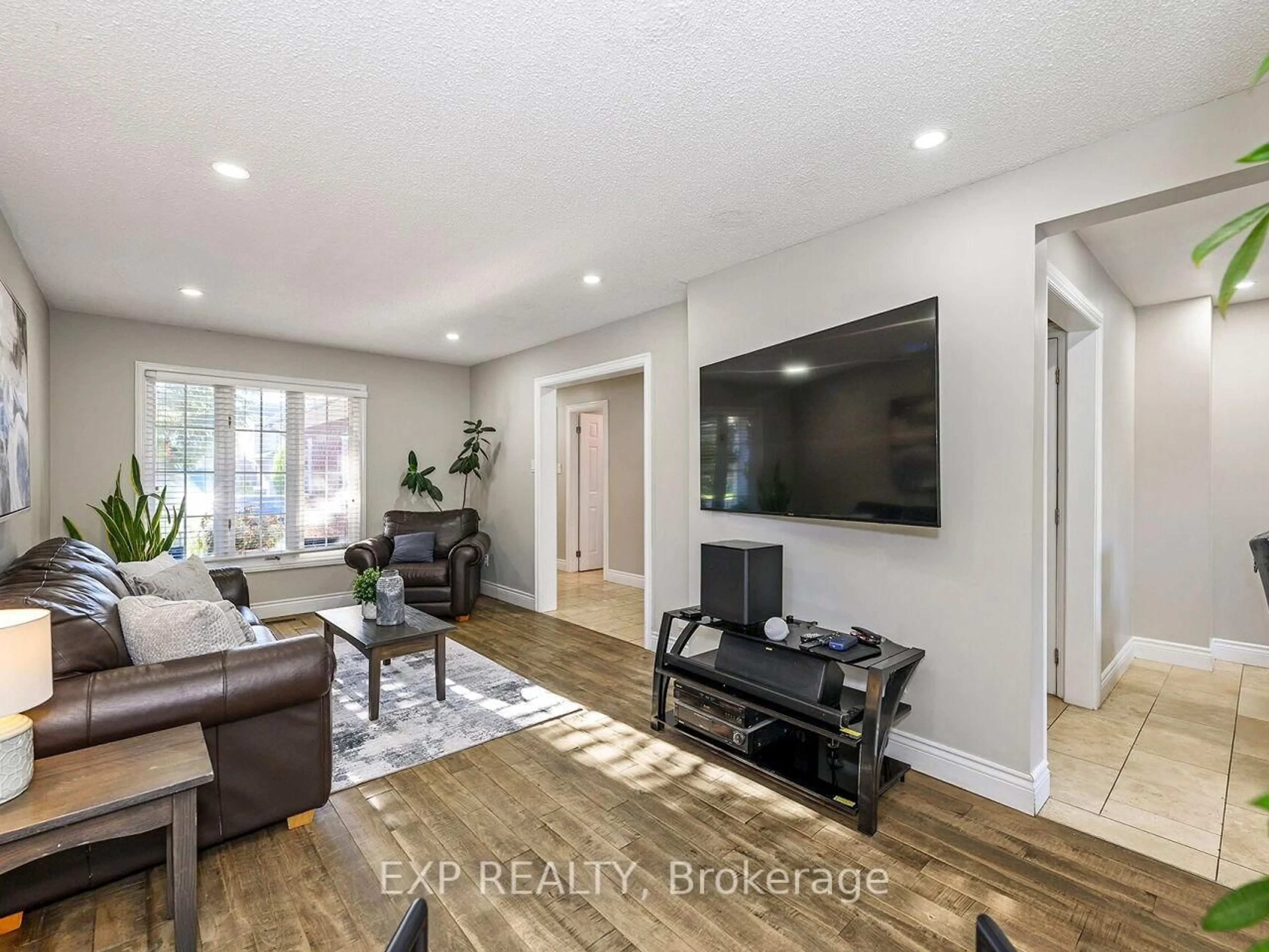 Living room with furniture, unknown for 2840 Tradewind Dr, Mississauga Ontario L5N 6L1