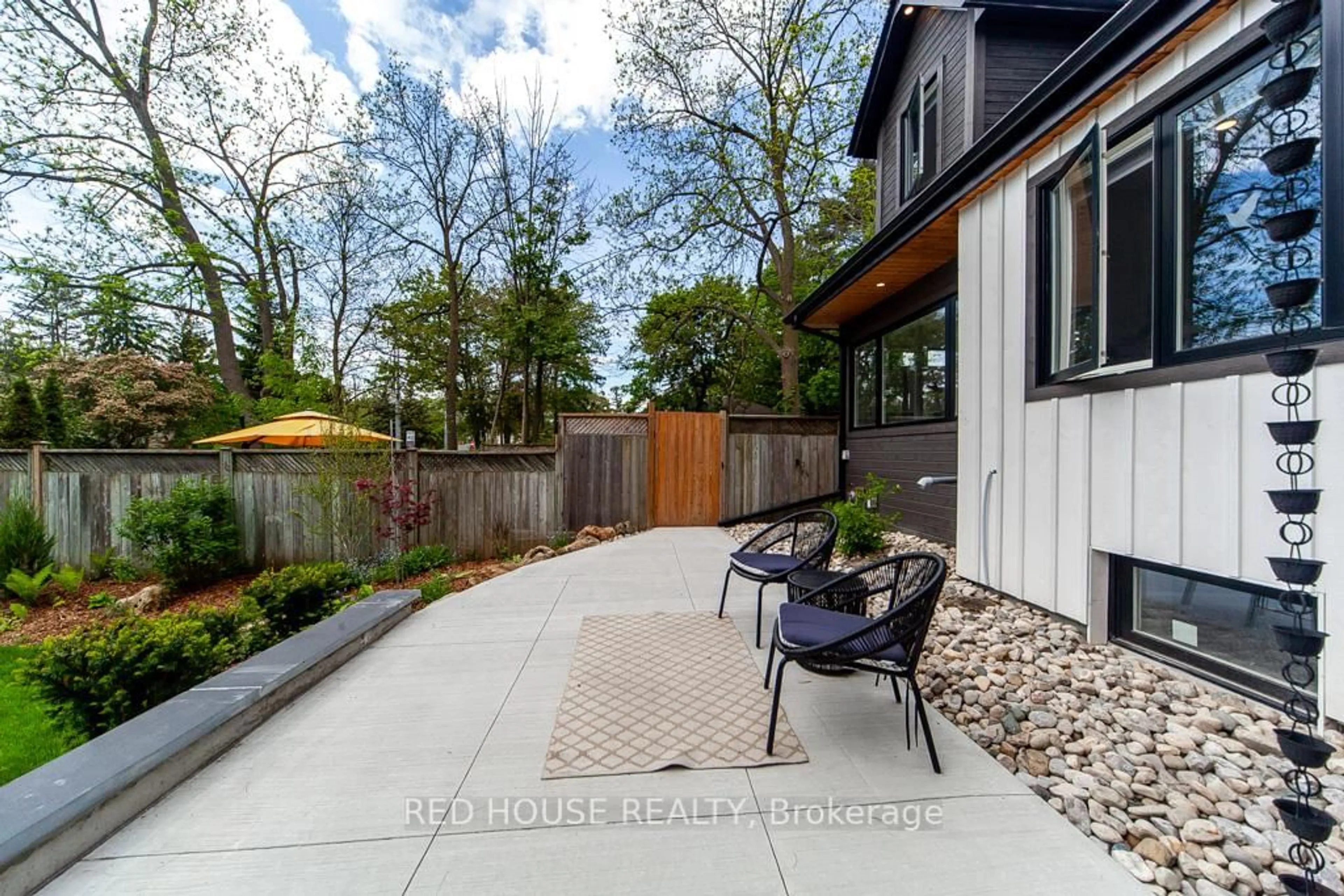 Patio, street for 29 Pinewood Tr, Mississauga Ontario L5G 2L2