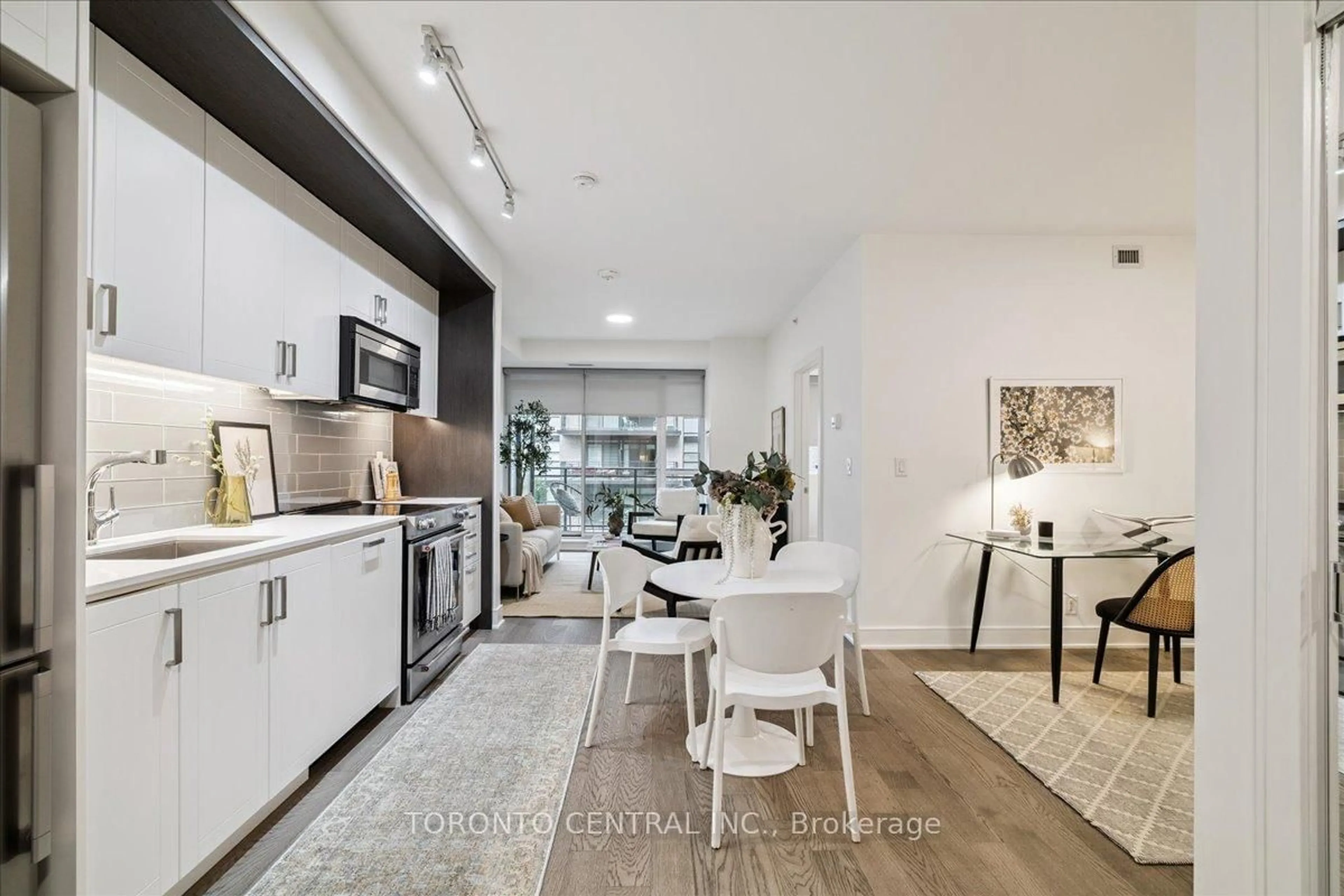 Open concept kitchen, unknown for 1575 Lakeshore Rd #237, Mississauga Ontario L5J 1J4