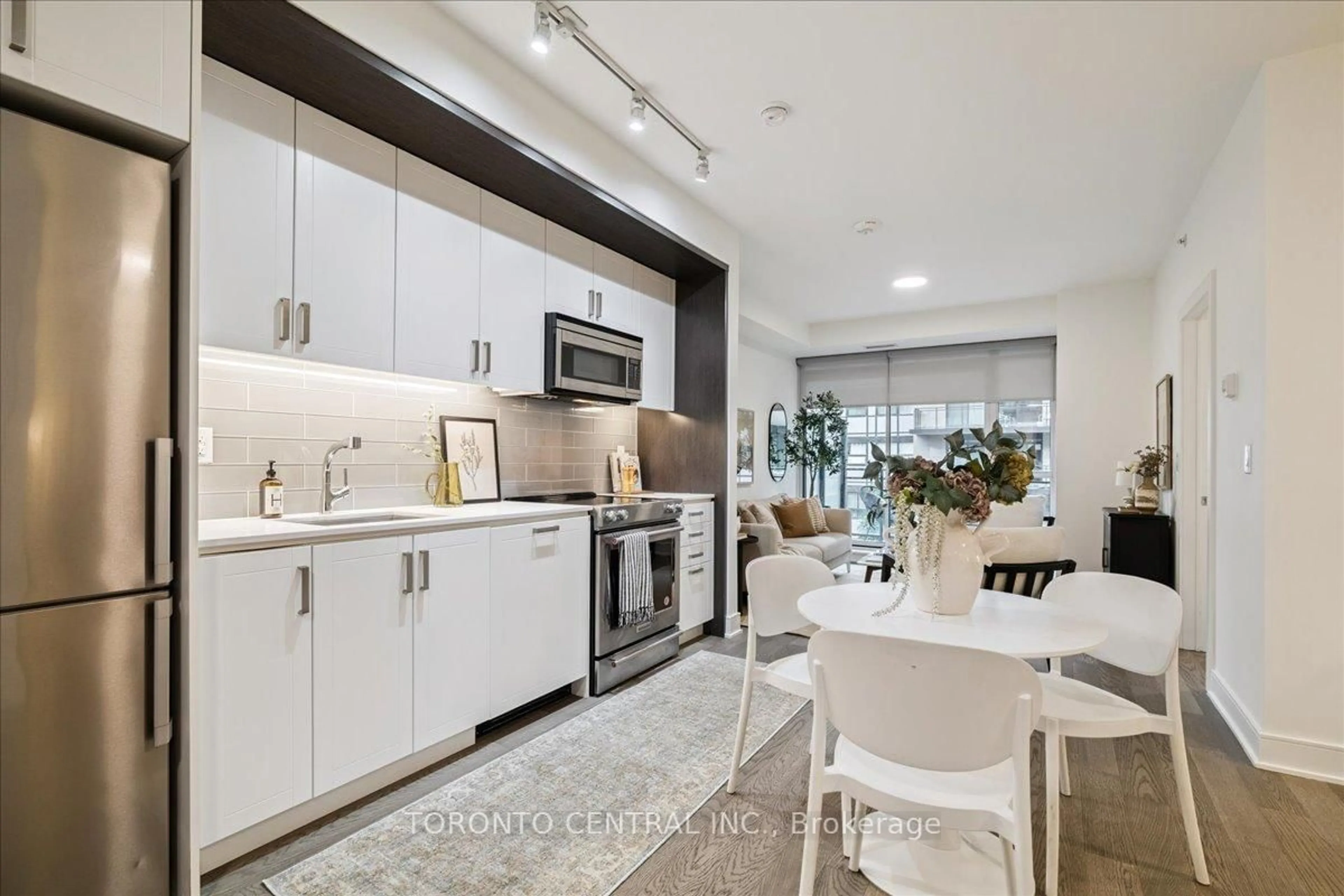 Open concept kitchen, ceramic/tile floor for 1575 Lakeshore Rd #237, Mississauga Ontario L5J 1J4