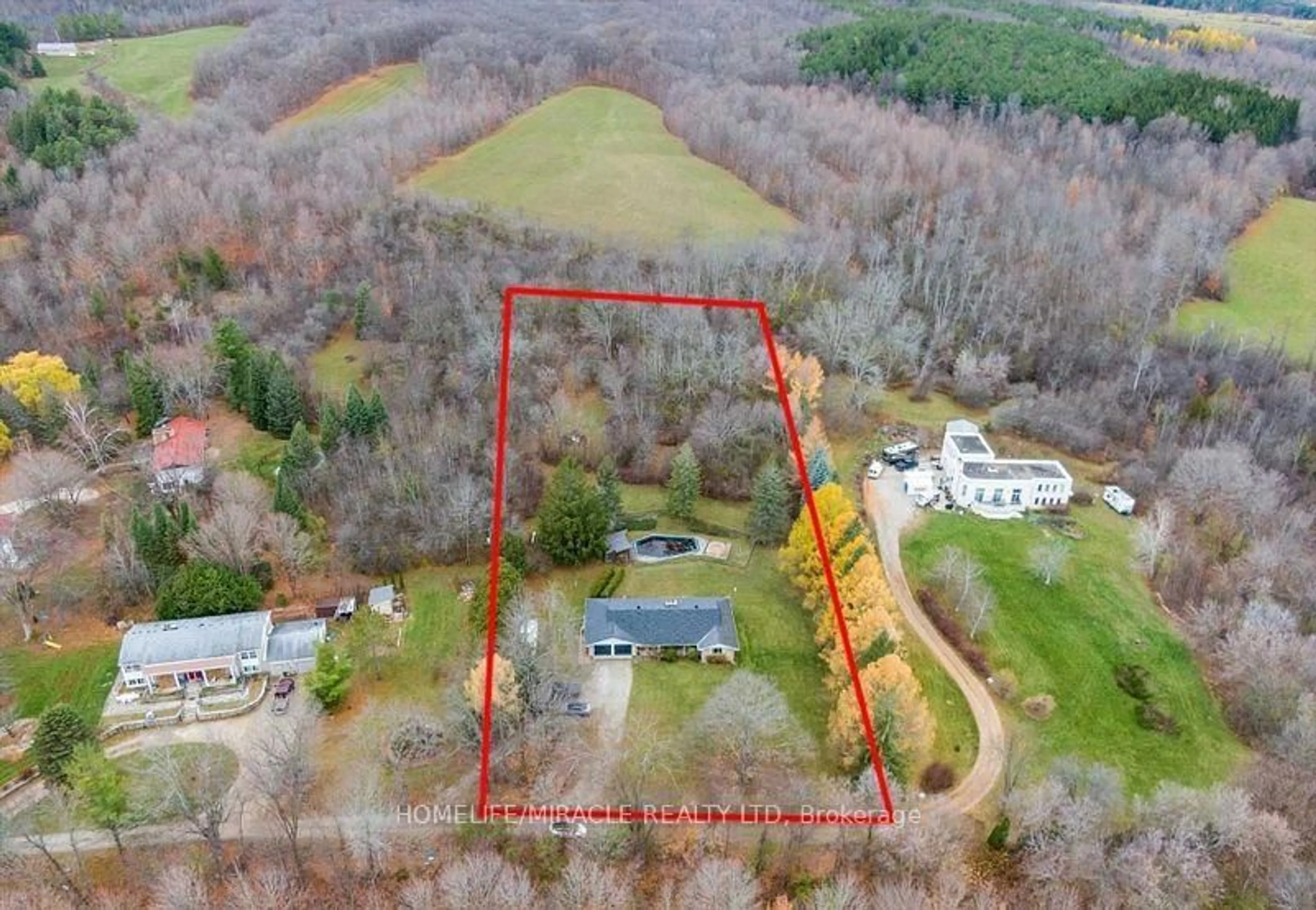 A pic from outside/outdoor area/front of a property/back of a property/a pic from drone, building for 2216 Olde Base Line Rd, Caledon Ontario L7C 0J3