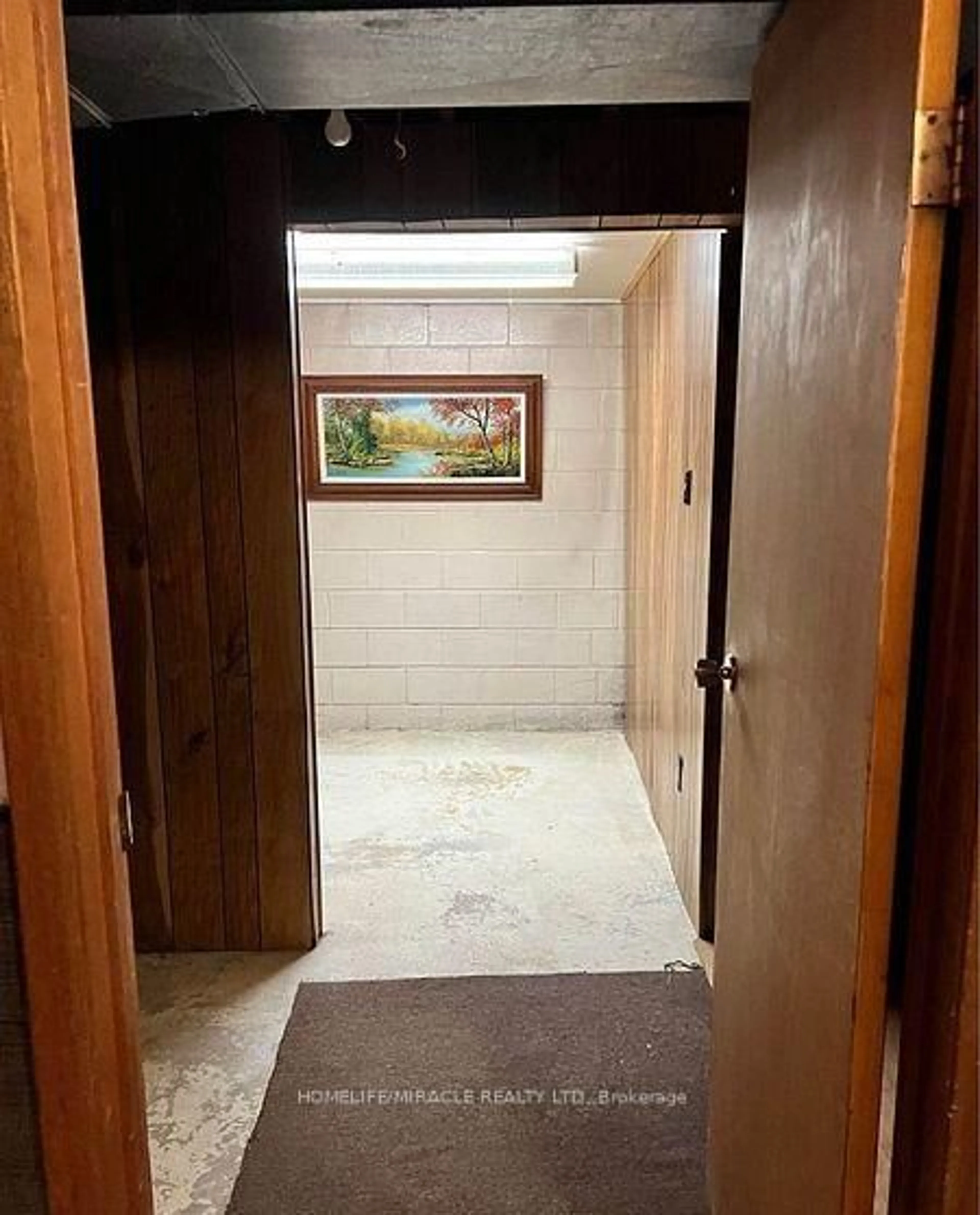 Indoor foyer for 2216 Olde Base Line Rd, Caledon Ontario L7C 0J3