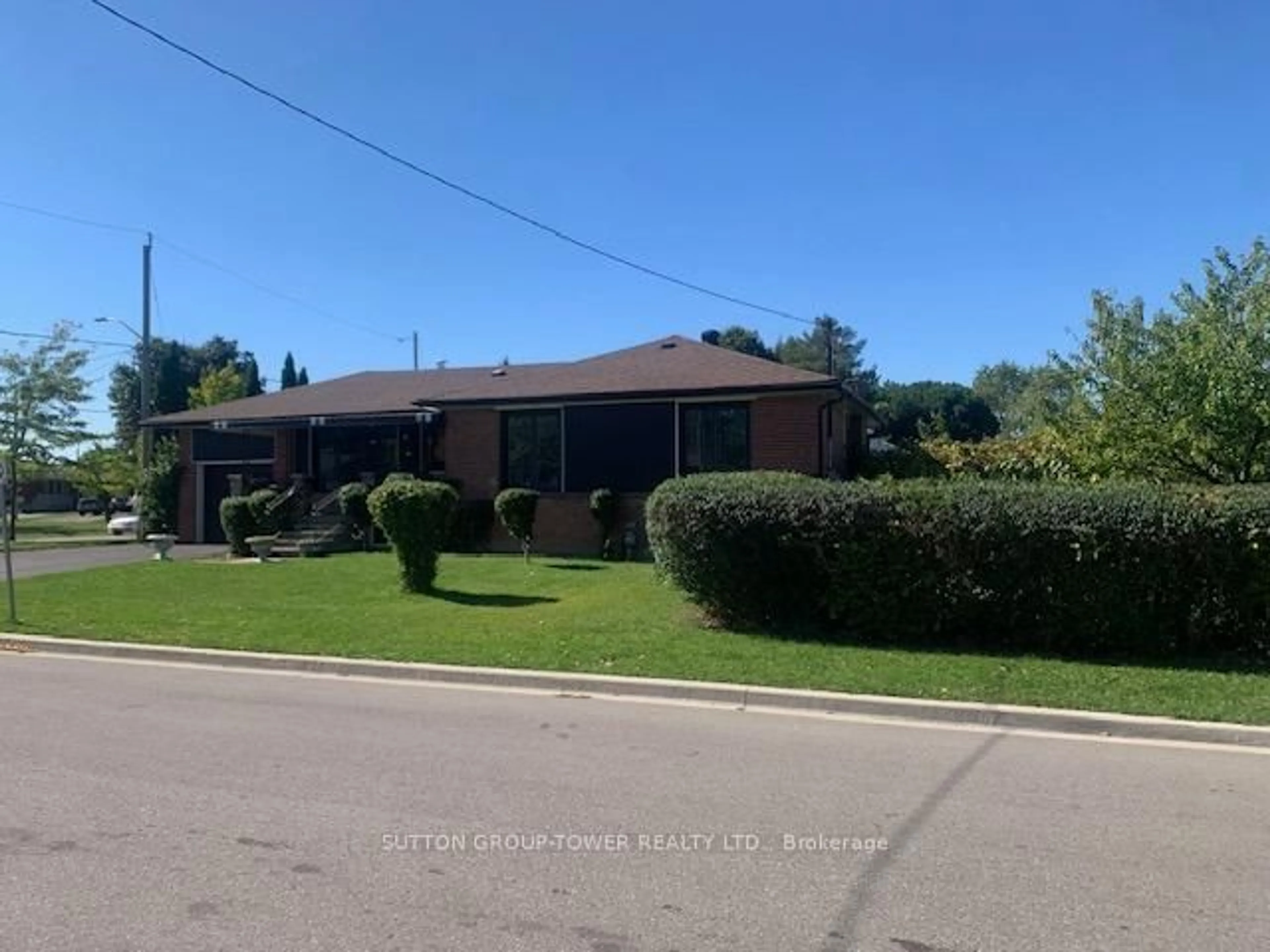 A pic from outside/outdoor area/front of a property/back of a property/a pic from drone, street for 121 Denbigh Cres, Toronto Ontario M3M 2T4