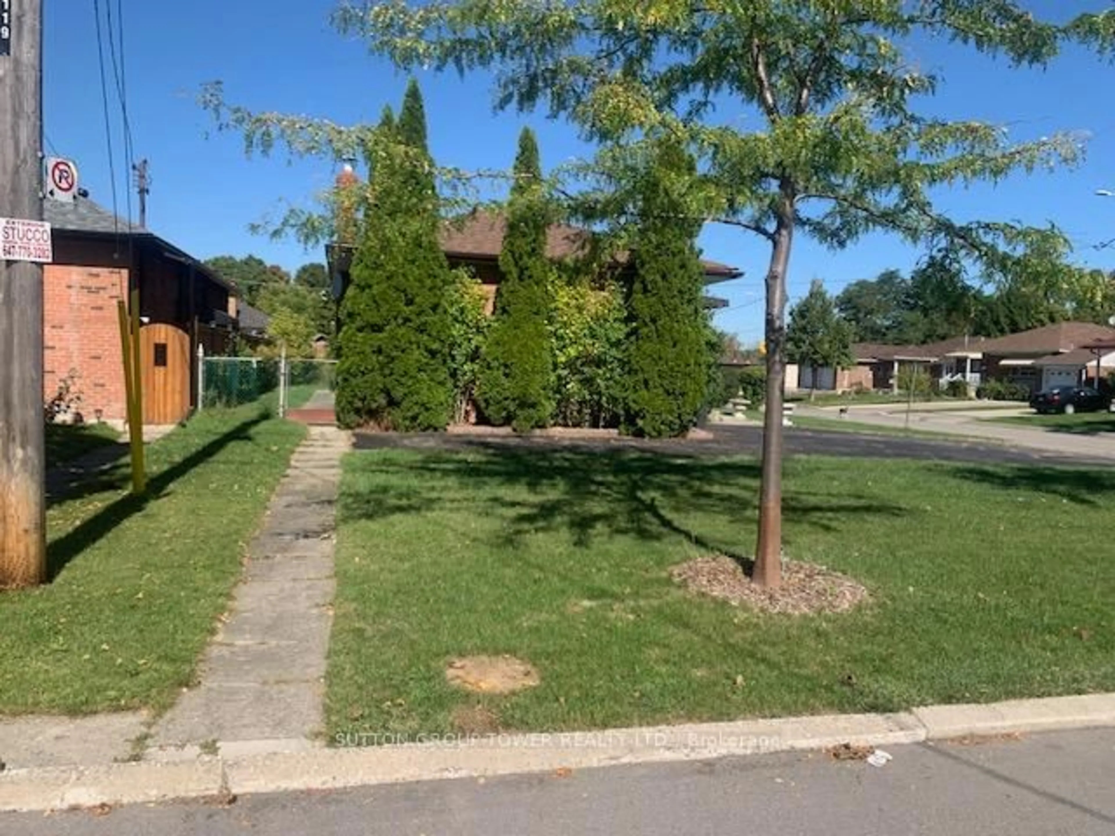 A pic from outside/outdoor area/front of a property/back of a property/a pic from drone, street for 121 Denbigh Cres, Toronto Ontario M3M 2T4
