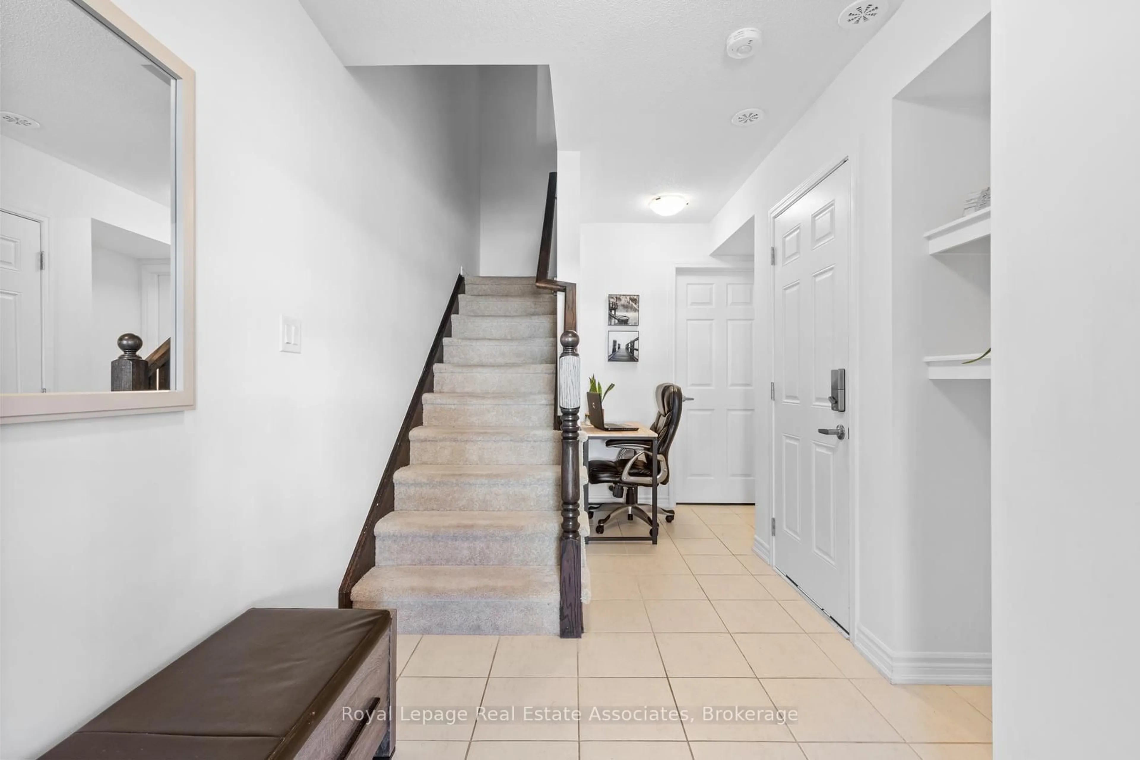 Indoor foyer for 1266 Hop Pl, Milton Ontario L9E 1S4