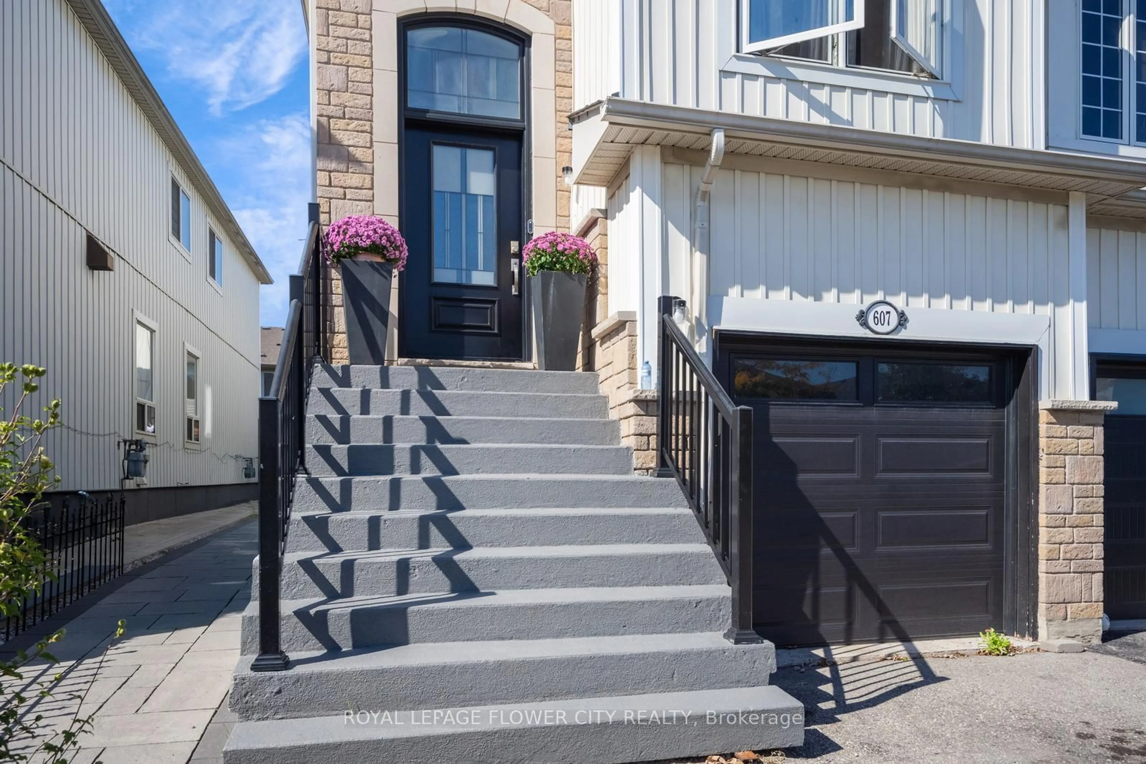 Stairs for 607 Rossellini Dr, Mississauga Ontario L5W 1M5