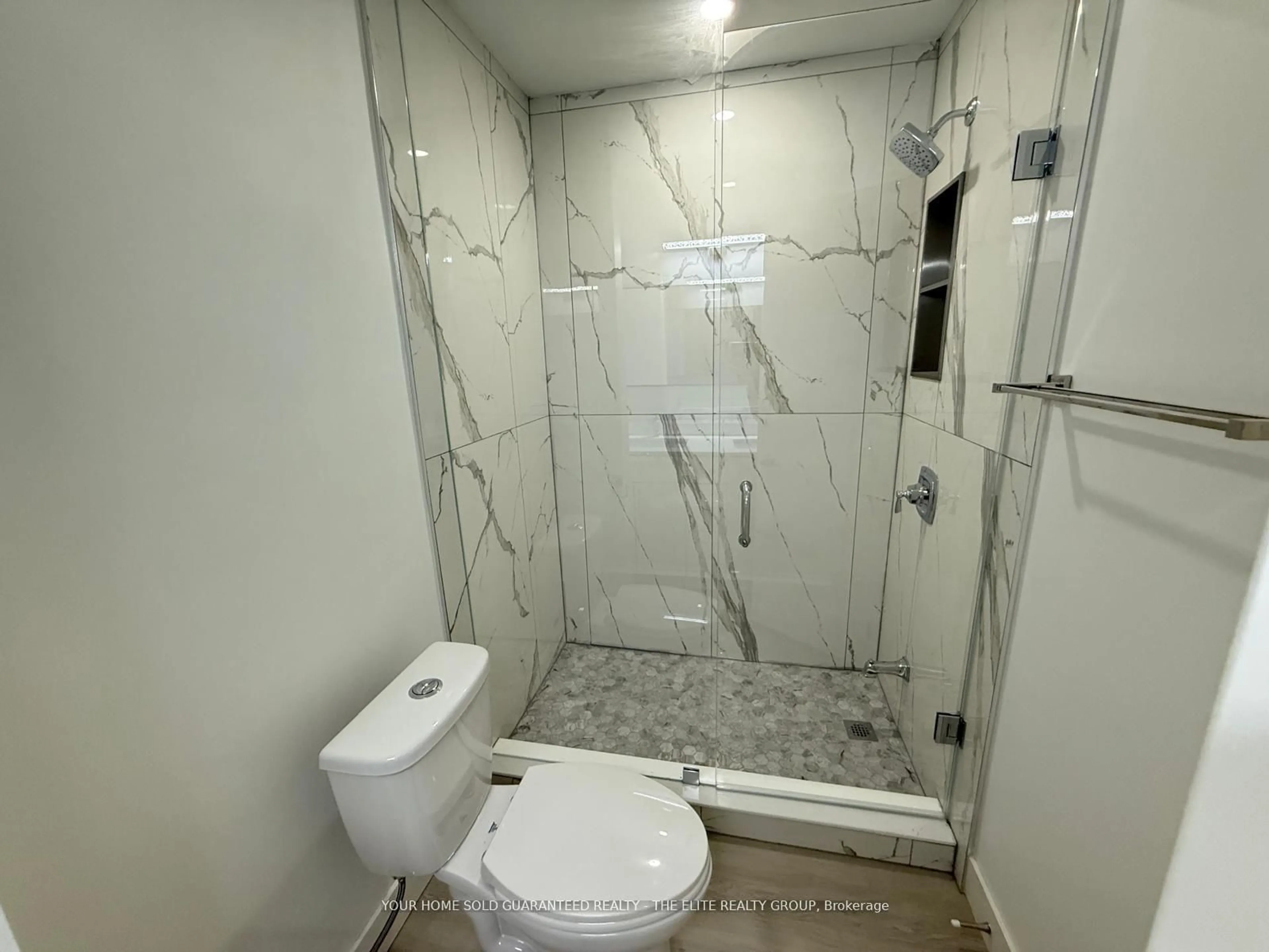 Standard bathroom, unknown for 3276 Victory Cres, Mississauga Ontario L4T 1L9