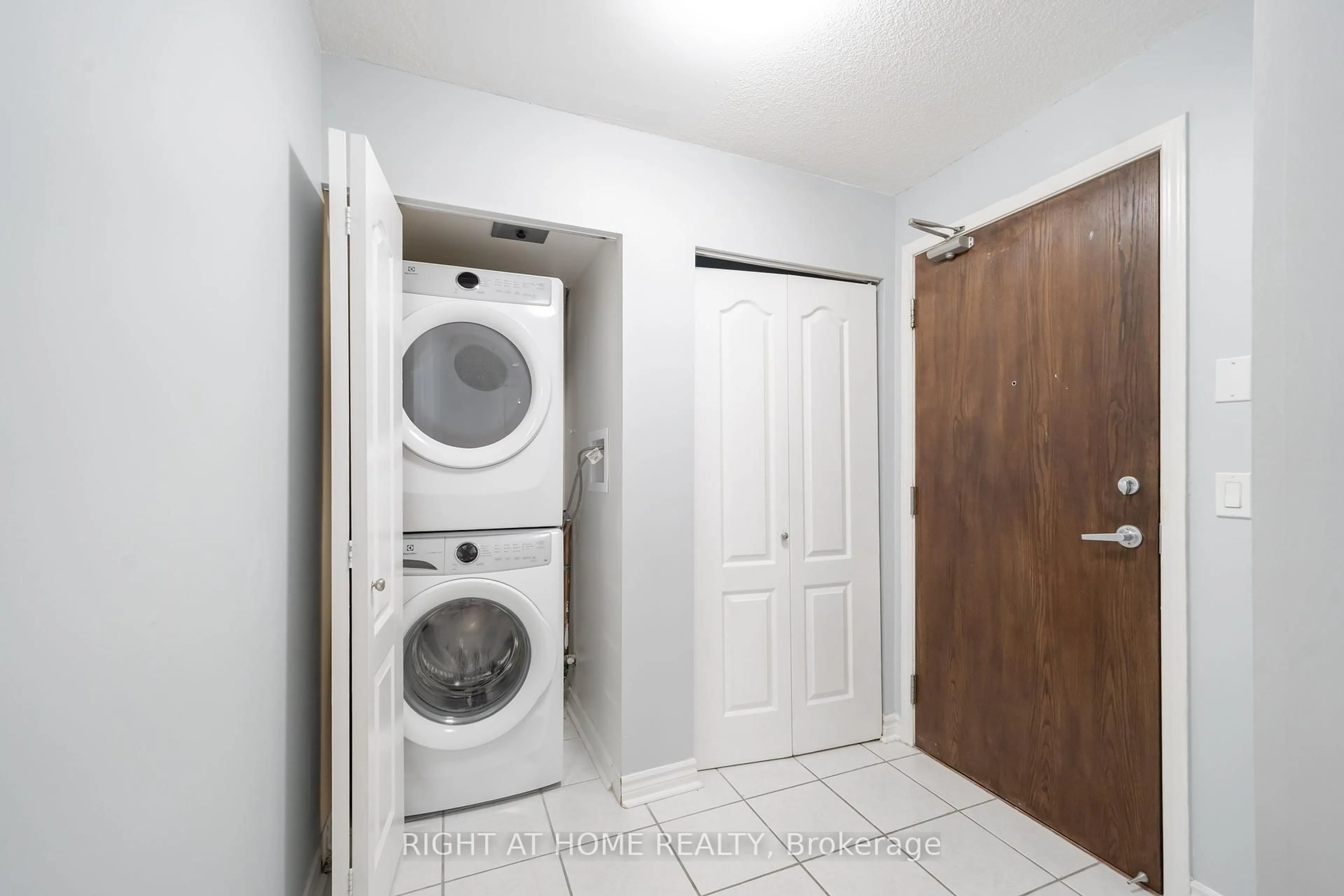 Laundry room for 4080 Living Arts Dr #703, Mississauga Ontario L5B 4N3