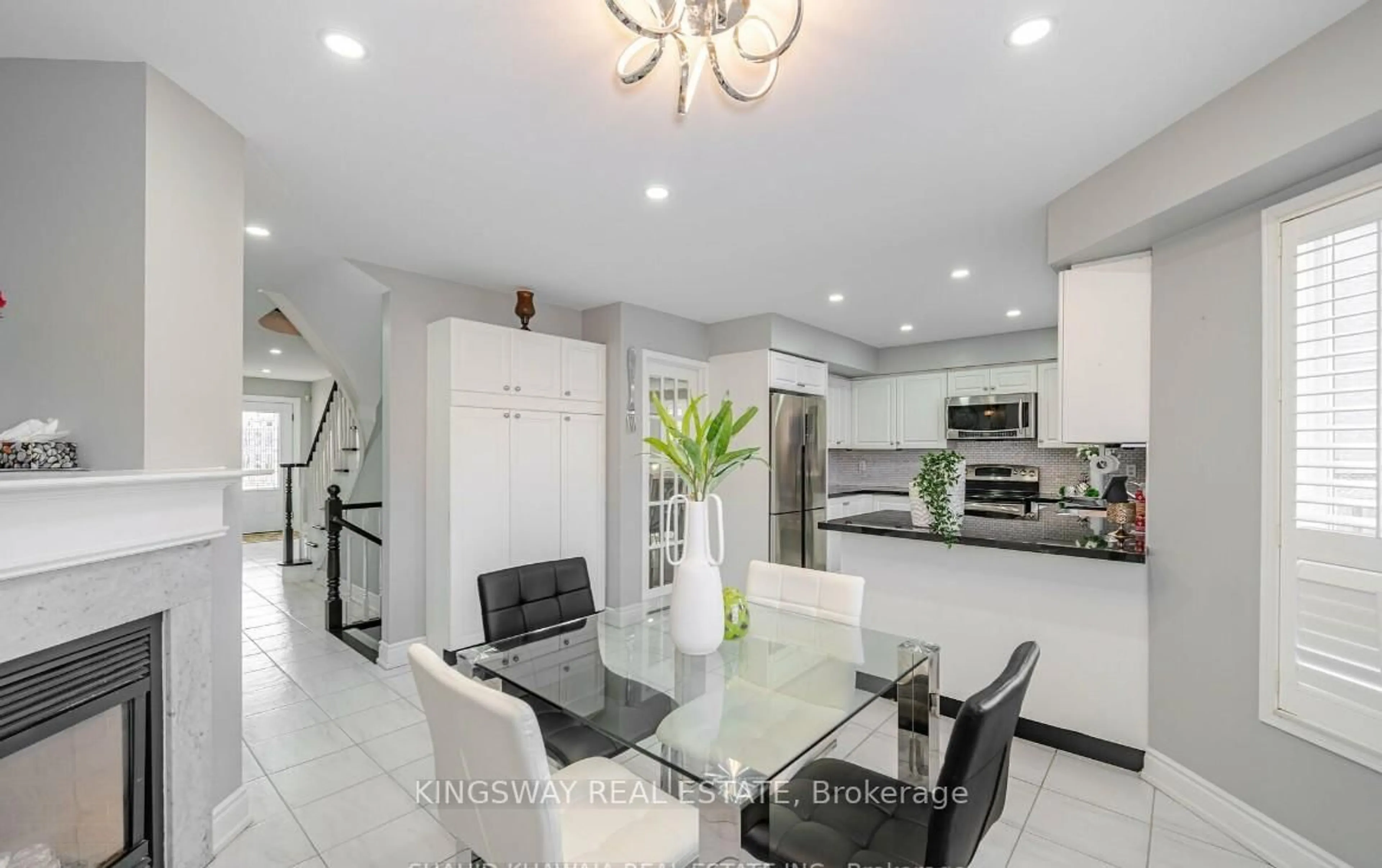 Open concept kitchen, ceramic/tile floor for 5103 Silverwater Mill Cres, Mississauga Ontario L5V 2B6
