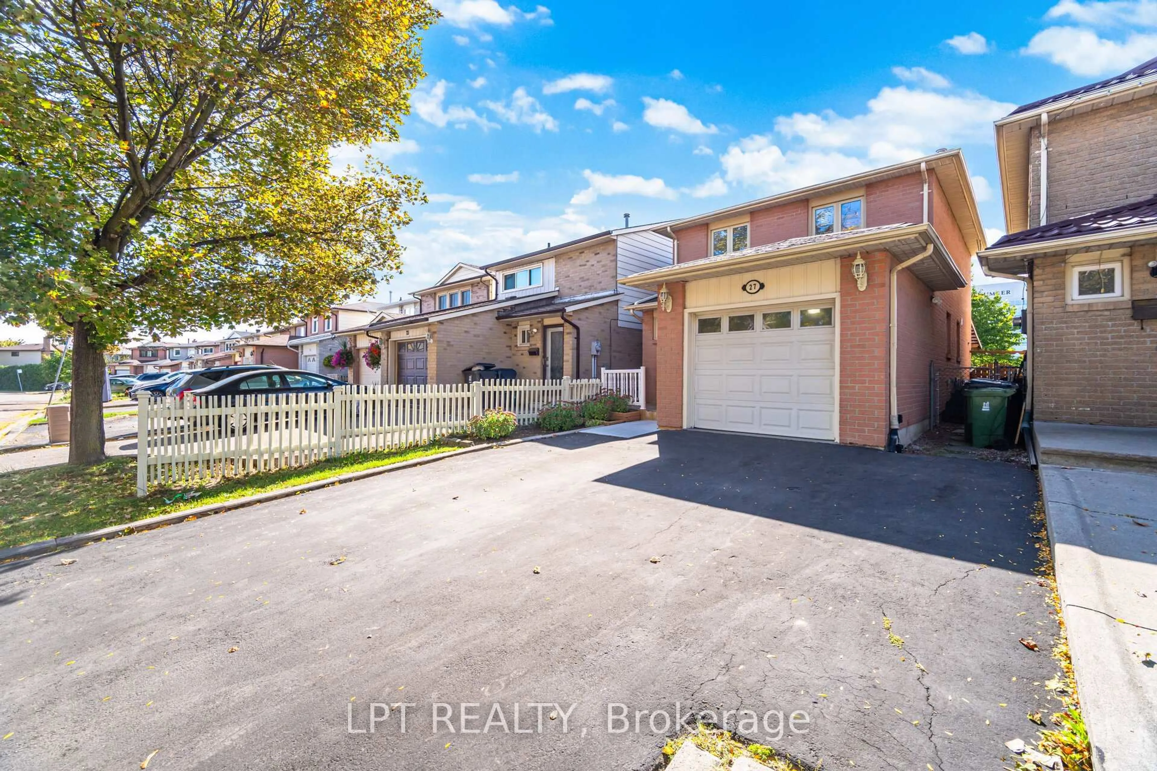 A pic from outside/outdoor area/front of a property/back of a property/a pic from drone, street for 27 Woodsview Ave, Toronto Ontario M9W 6B9
